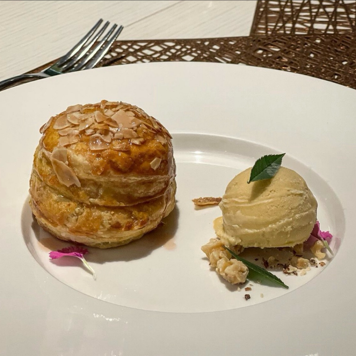 Meal image of Restaurant Go.老吳的西洋料理: 杏仁蜜棗酥皮餃&amp;薑味香草冰淇淋 shot by 咩PO飽食記