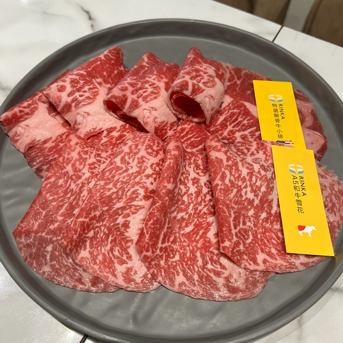  梨花 A5和牛放題 的餐點圖片：提供的基本盤，他的肉品真的品質都蠻好的，看得出來在食材方面下了血本 由Sheng 拍攝