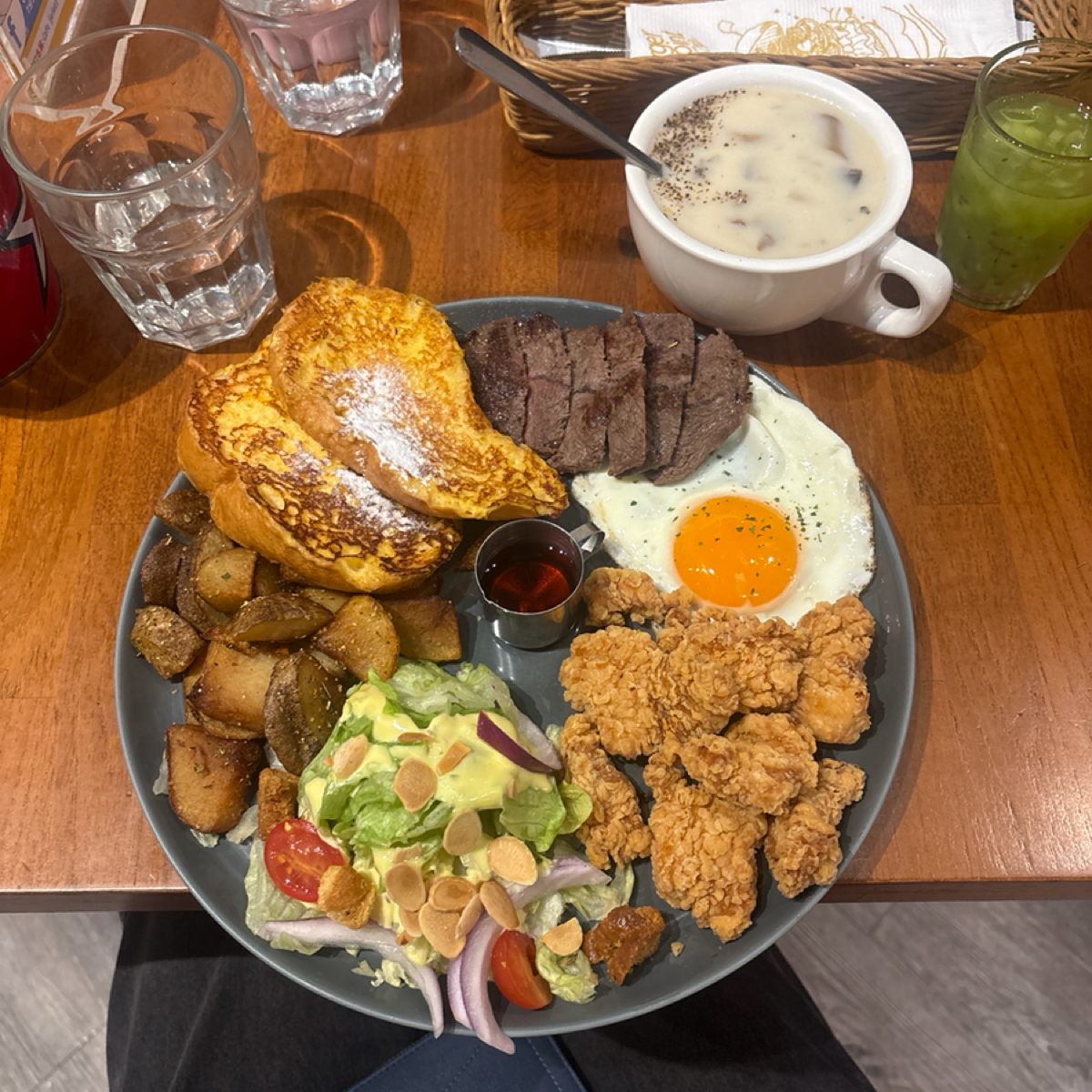 Cafe Joint 7分SO 大墩南店 のレストランの写真：紐約皇后區早午餐380
因為想吃雞米花跟牛排點的餐。
牛排本人雖然不像牛排餐一樣大份，但還是好好吃� byLucille邊走邊吃 