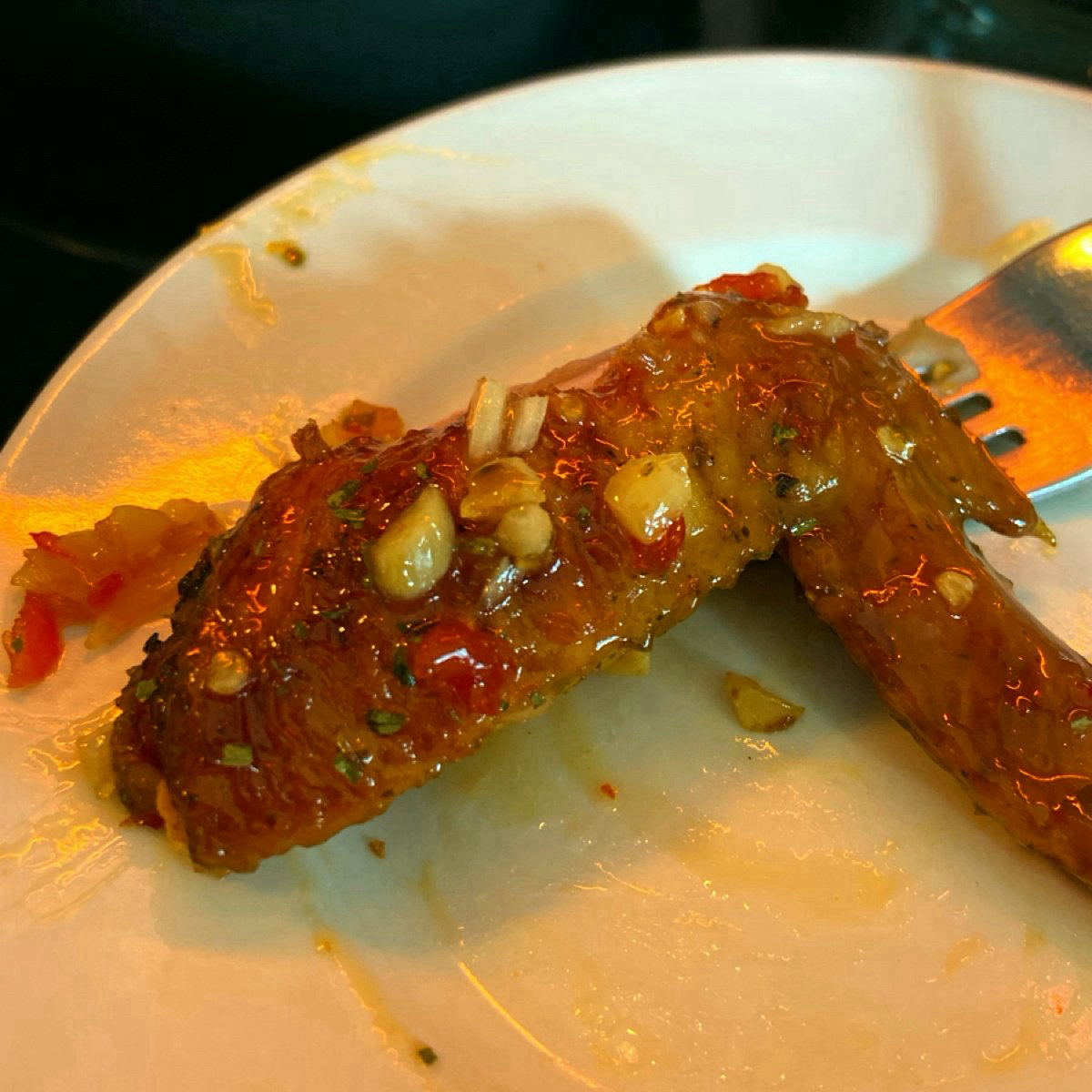 PPM Cafe&amp;Bar のレストランの写真：雞翅近照，看得到蒜頭及辣椒。 by每個人都在找他的貓 