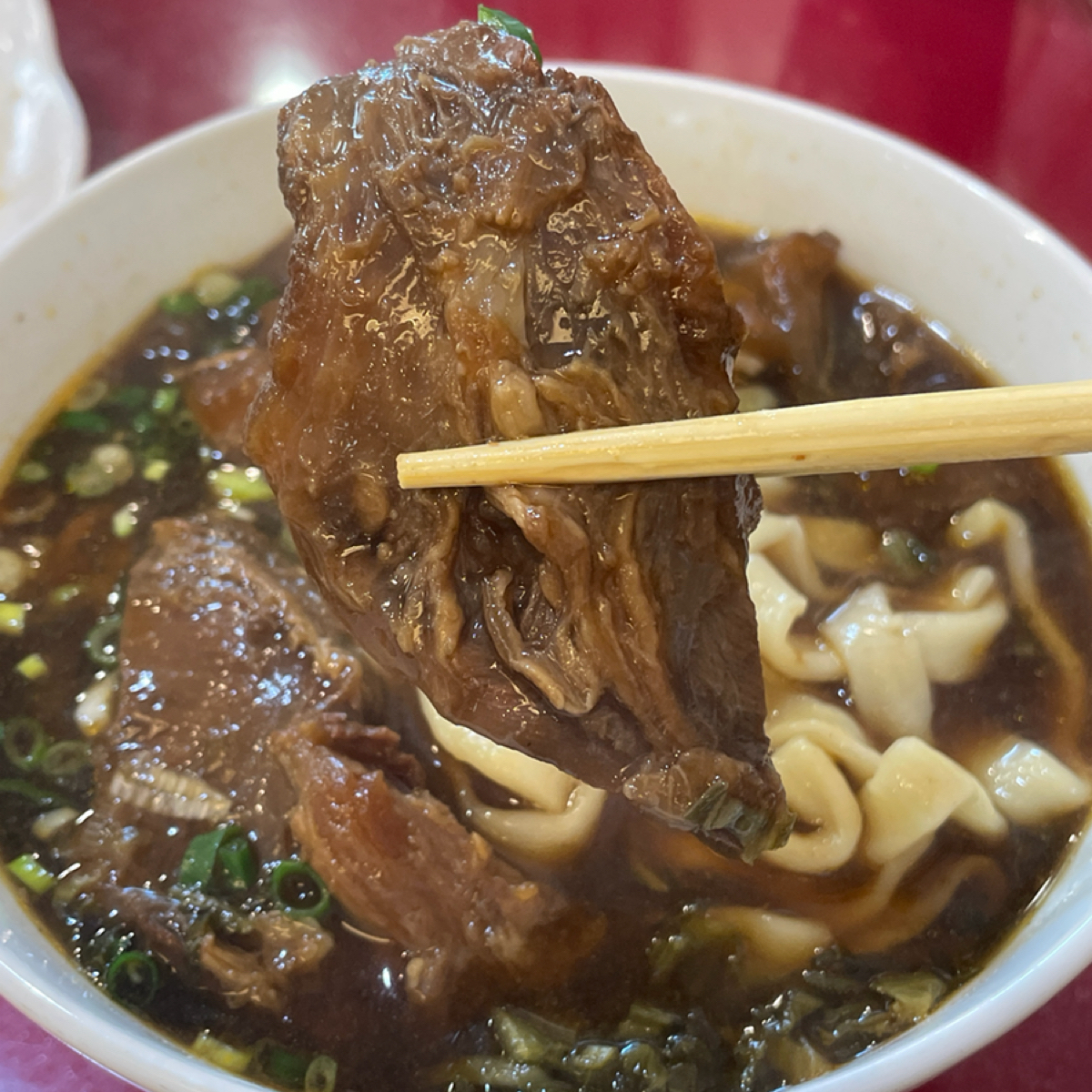 老宋記真善美牛肉麵 的餐點圖片：牛肉很大塊又嫩 由乃子過日子 拍攝