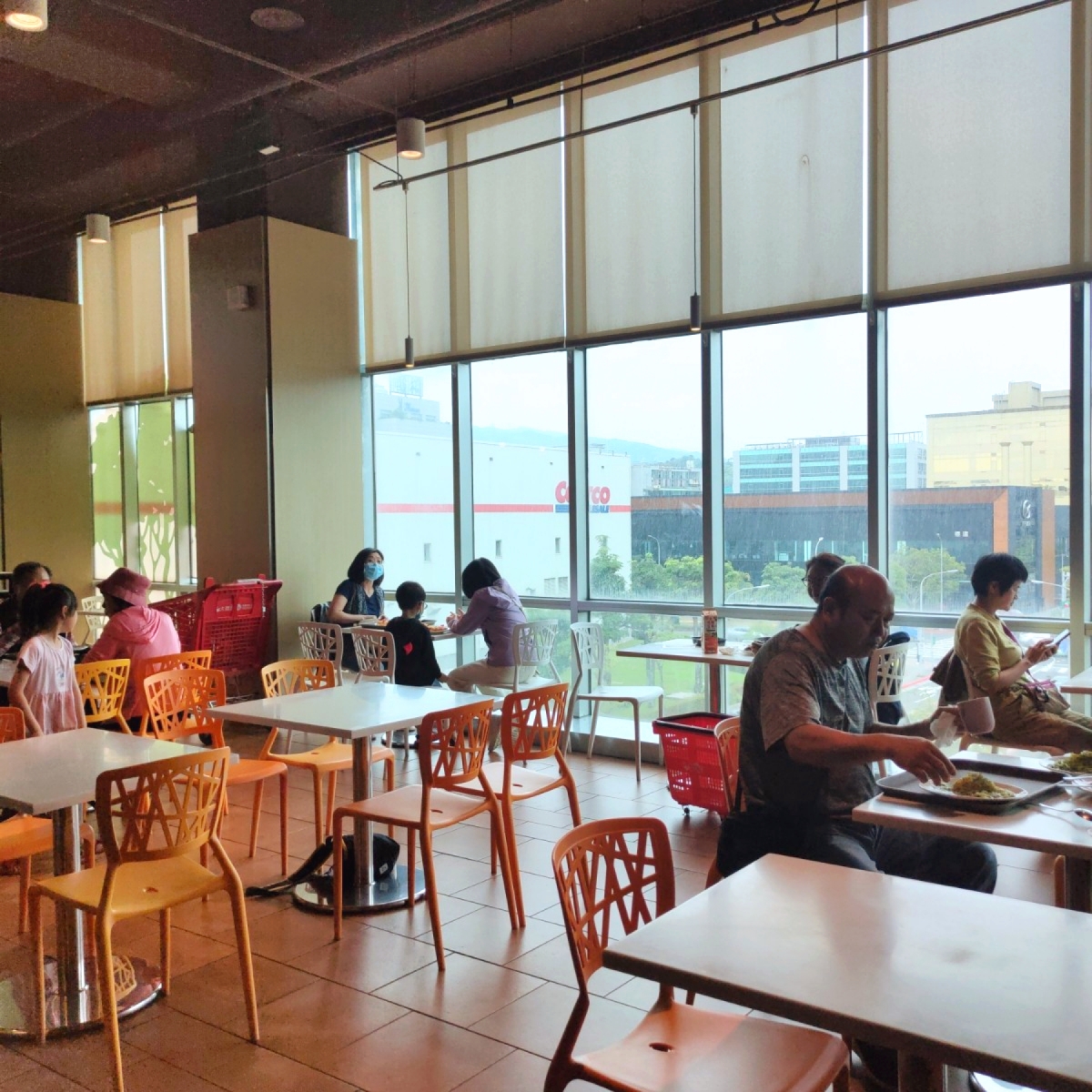 大潤發 內湖二店（鮮食區） 的外觀氛圍圖片：寬敞明亮，還有大片落地窗 由臉書搜尋花貴賓皮蛋 拍攝
