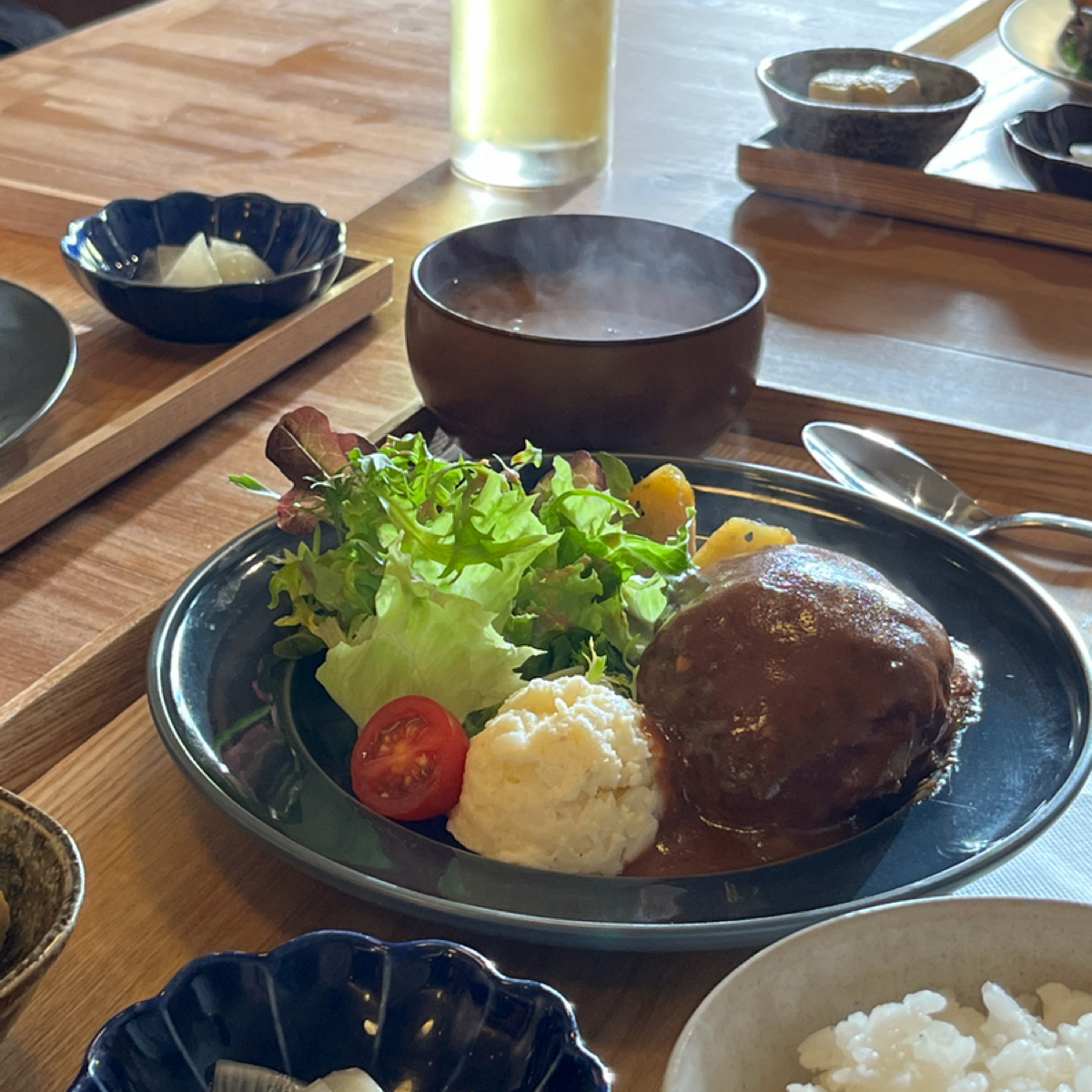 野毛食所 のレストランの写真：漢堡排定食，搭配味增湯 by阿官 