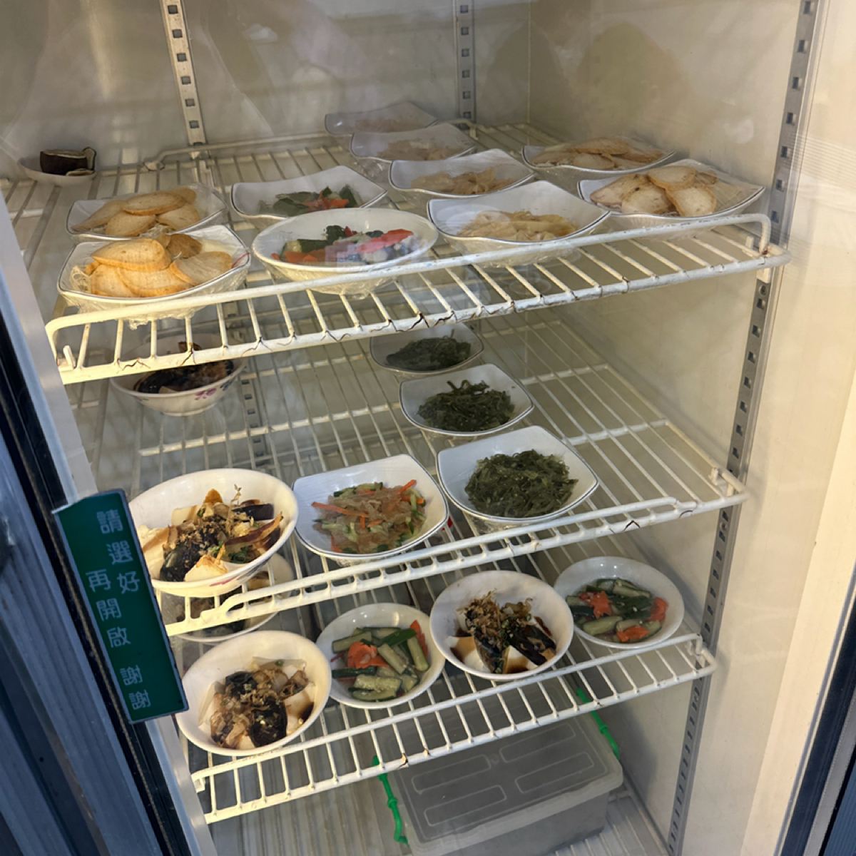 雲林鍋貼 的外觀氛圍圖片：小菜區（一律40元） 由草莓肉鬆蛋吐司 拍攝
