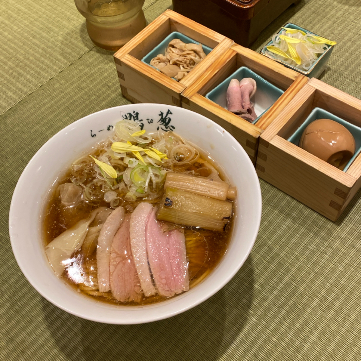 Meal image of らーめん 鴨 to 葱: ▪️上 鴨らーめん：鴨肉拉麵 另有糖心蛋、鴨肉、筍、餛飩 ¥1380 shot by 阿鈴s食
