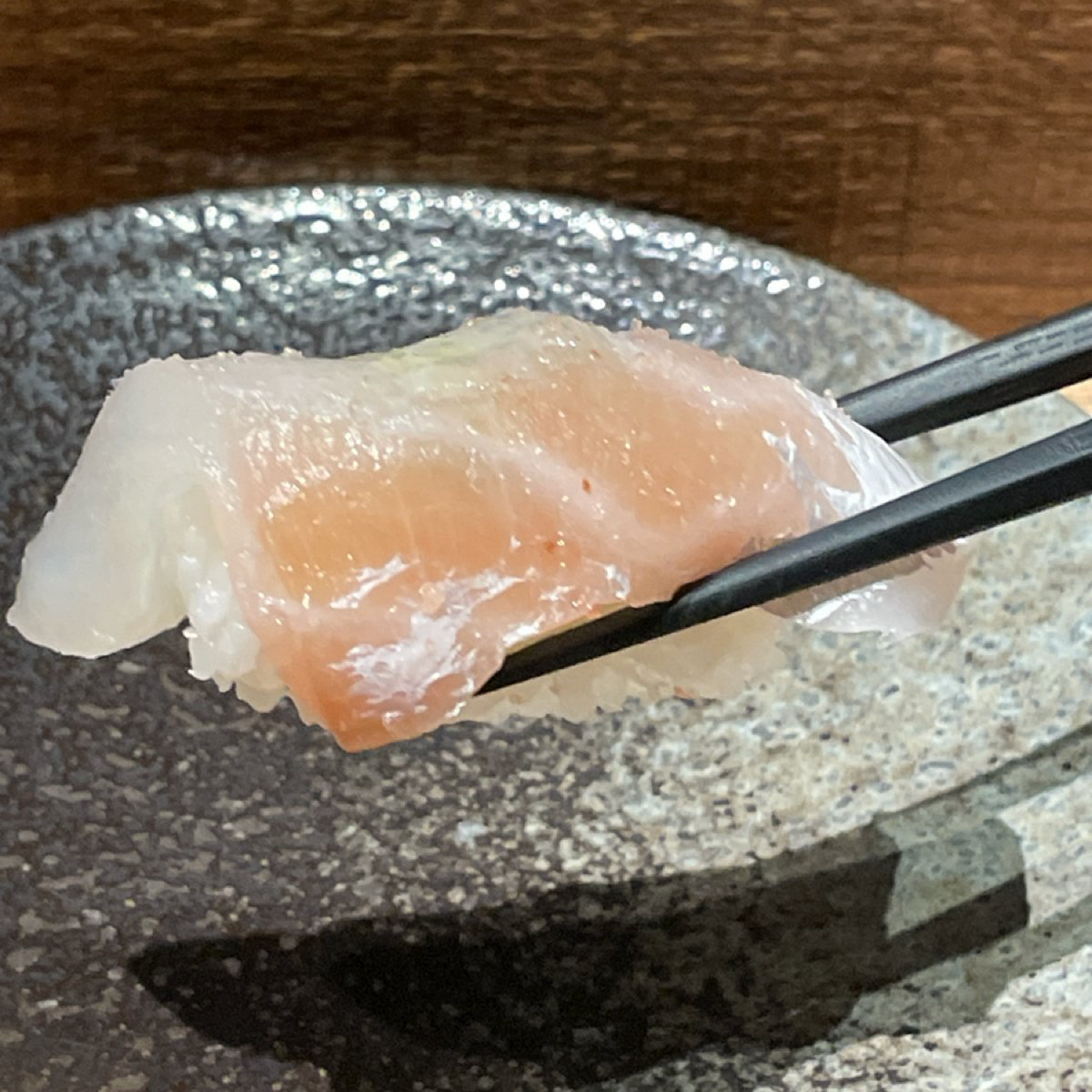 仁壽司 のレストランの写真：📍第一品：日本九州真鯛 握壽司
🌕🌕🌕🌕🌘
真鯛上灑玫瑰鹽提味，魚肉質偏軟嫩、油質偏少、 byFreddy Liu 