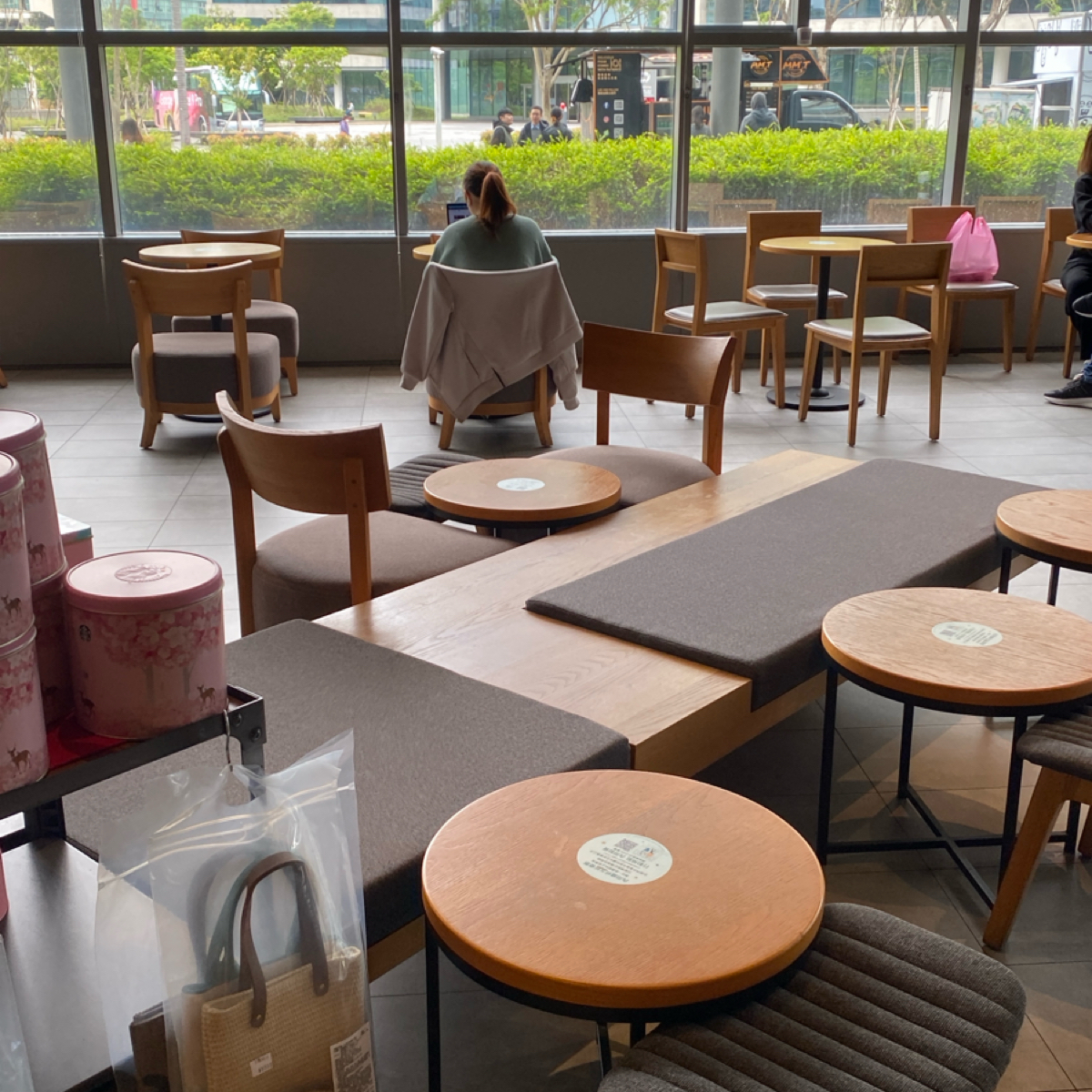 Vibe image of 星巴克 板橋遠科門市: 有大片窗戶，天氣好的時候很不錯
座位區也不少 shot by 阿鈴s食