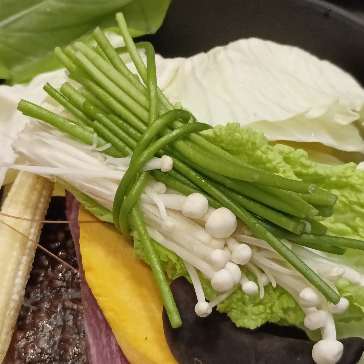 樂釜 LOVE HOT POT 極上鍋物 徐匯店 的餐點圖片：把一些條狀類的蔬菜綁在一起，方便下鍋，很貼心 由良牙 拍攝