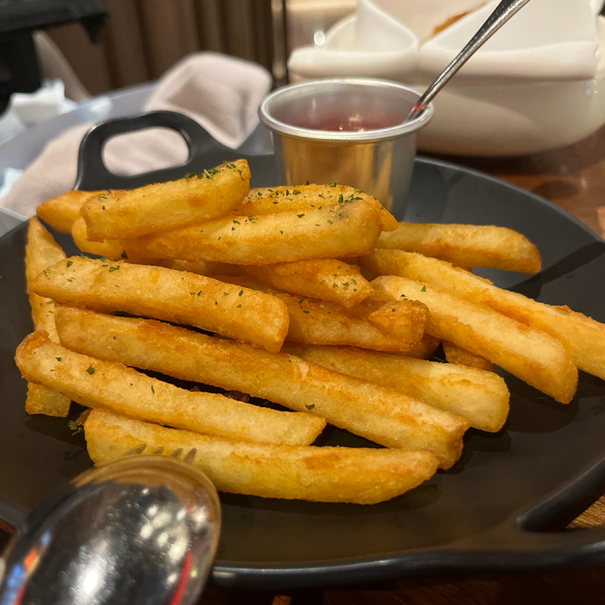 美福乾式熟成牛排館 Fresh &amp; Aged Italian steak house 的餐點圖片：很想吃薯條就點了，還行但不特別推 由阿官 拍攝