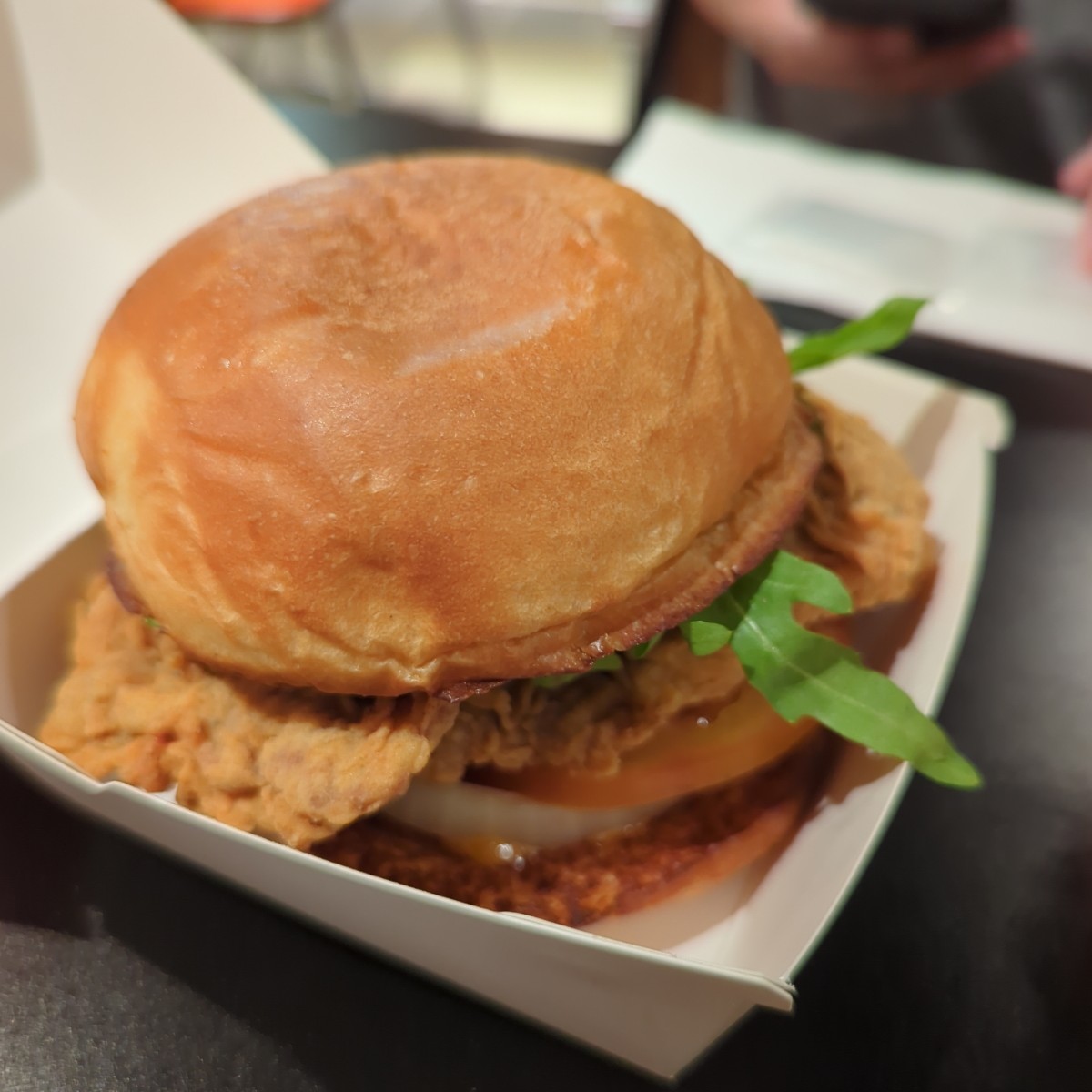 BURNT_BURGER_SOCIAL_CLUB のレストランの写真：炸雞堡

炸雞很嫩，肉汁飽滿，剛上桌時很燙，務必小心服用。炸雞有點像麥當勞的勁辣雞腿堡，但又加了微酸 byYJ 