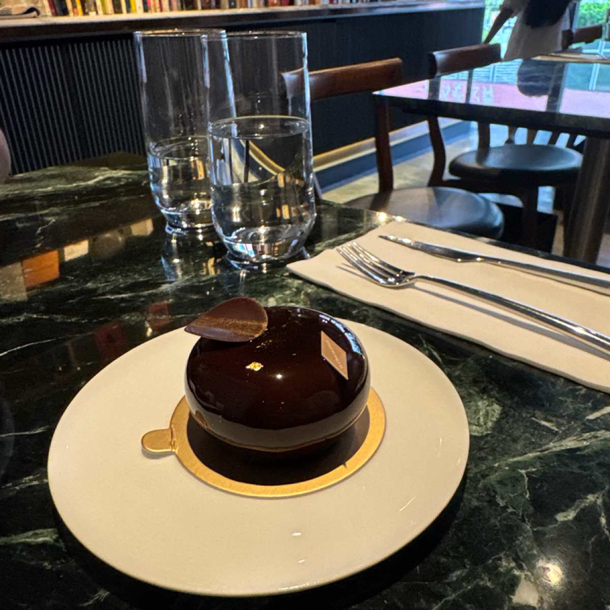 畬室法式巧克力甜點創作 YU CHOCOLATIER 的餐點圖片：Shibusa。圓潤充滿光澤的外型，戴著一頂巧克力帽，加上一點金箔點綴，可愛至極 由Jacker 拍攝