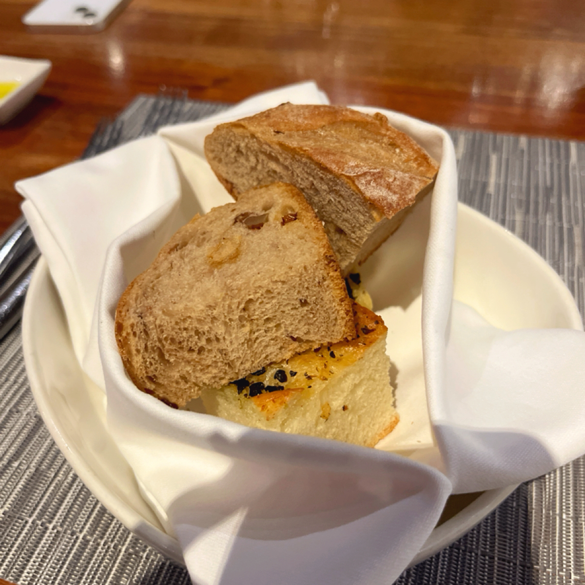 美福乾式熟成牛排館 Fresh &amp; Aged Italian steak house 的餐點圖片：比較愛下面的佛卡夏（但其實他不太像傳統佛卡夏 由阿官 拍攝