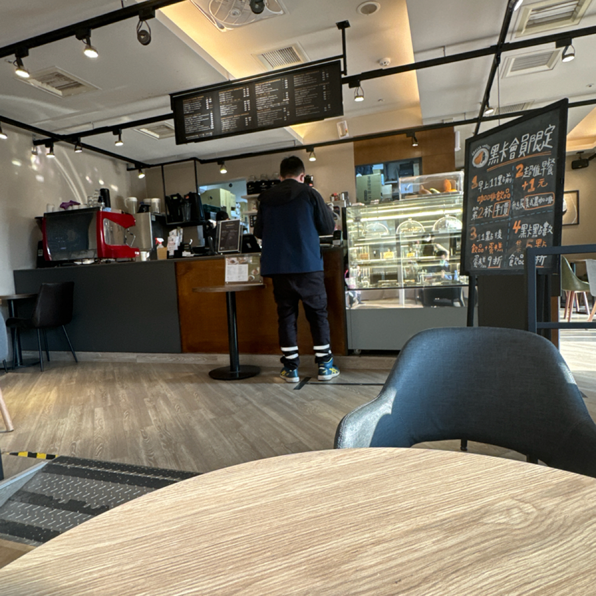 LOUISA COFFEE 部立桃園醫院門市 の雰囲気の写真：整潔的設計風格 by食、動、健康 