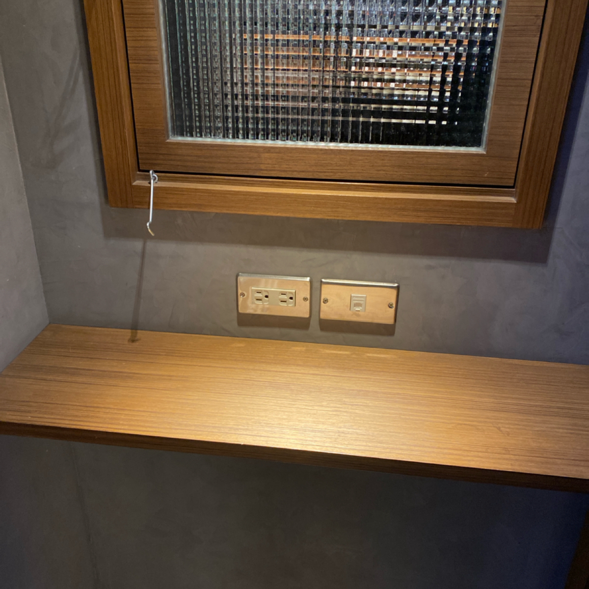 Vibe image of 丸舢拉麵 光華店: 外面竟然有插座可以排隊的時候用（還有網路孔？ shot by wei