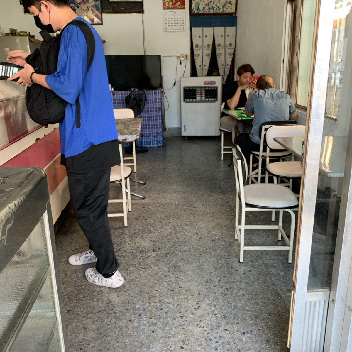 Vibe image of 早餐店: 裡面有3桌內用桌子 shot by 嚶嚶美代子