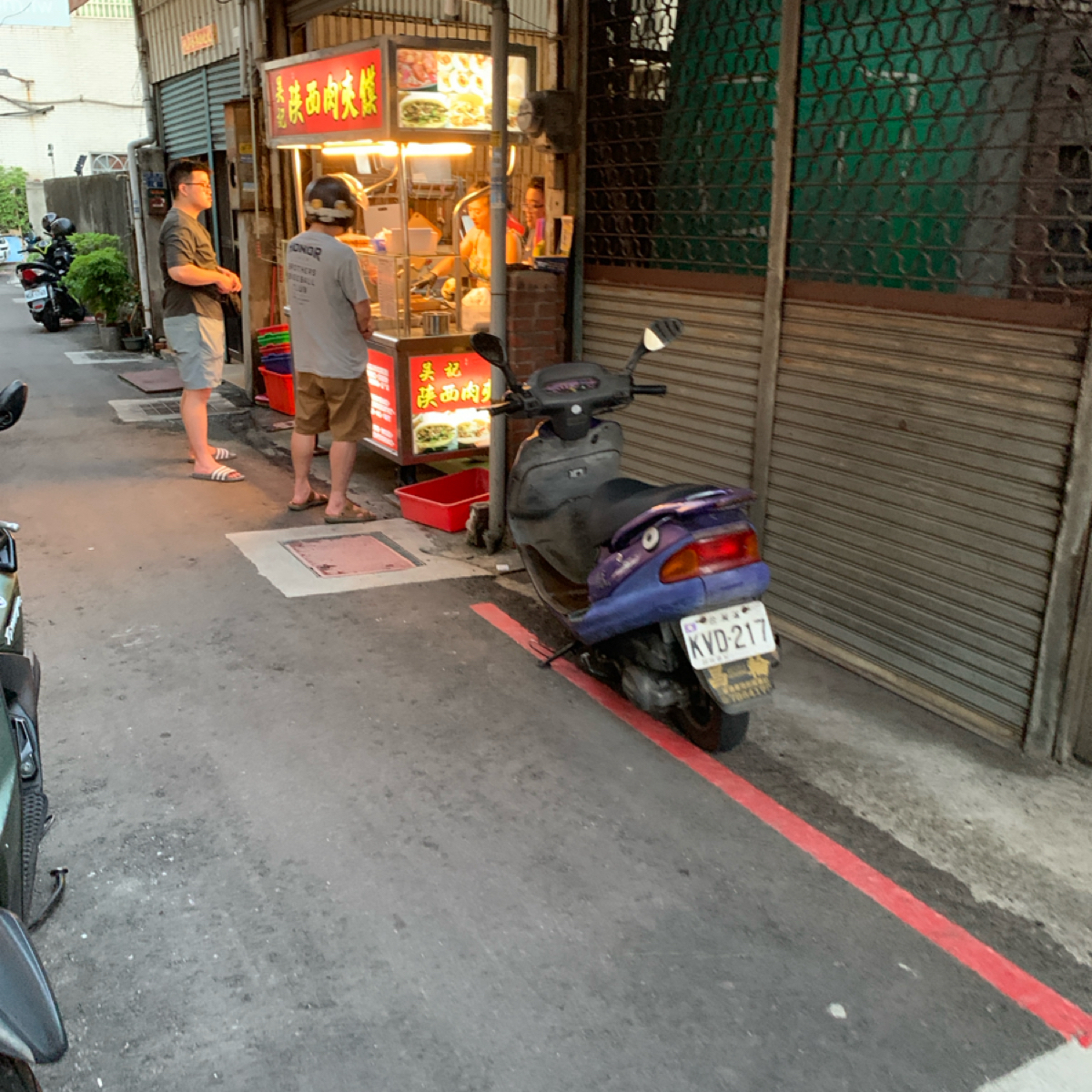 Vibe image of 吳記陝西肉夾饃: 巷子裡面 不是很顯眼 shot by 嚶嚶美代子