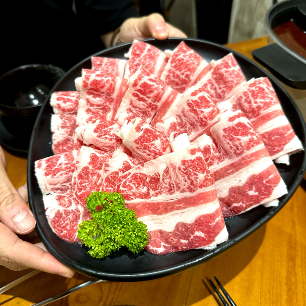 Meal image of 辣椒多一點麻辣鍋物: 特選牛五花，
肉片超多油花漂亮，擺盤整齊，賞心悅目😍 shot by 每個人都在找他的貓