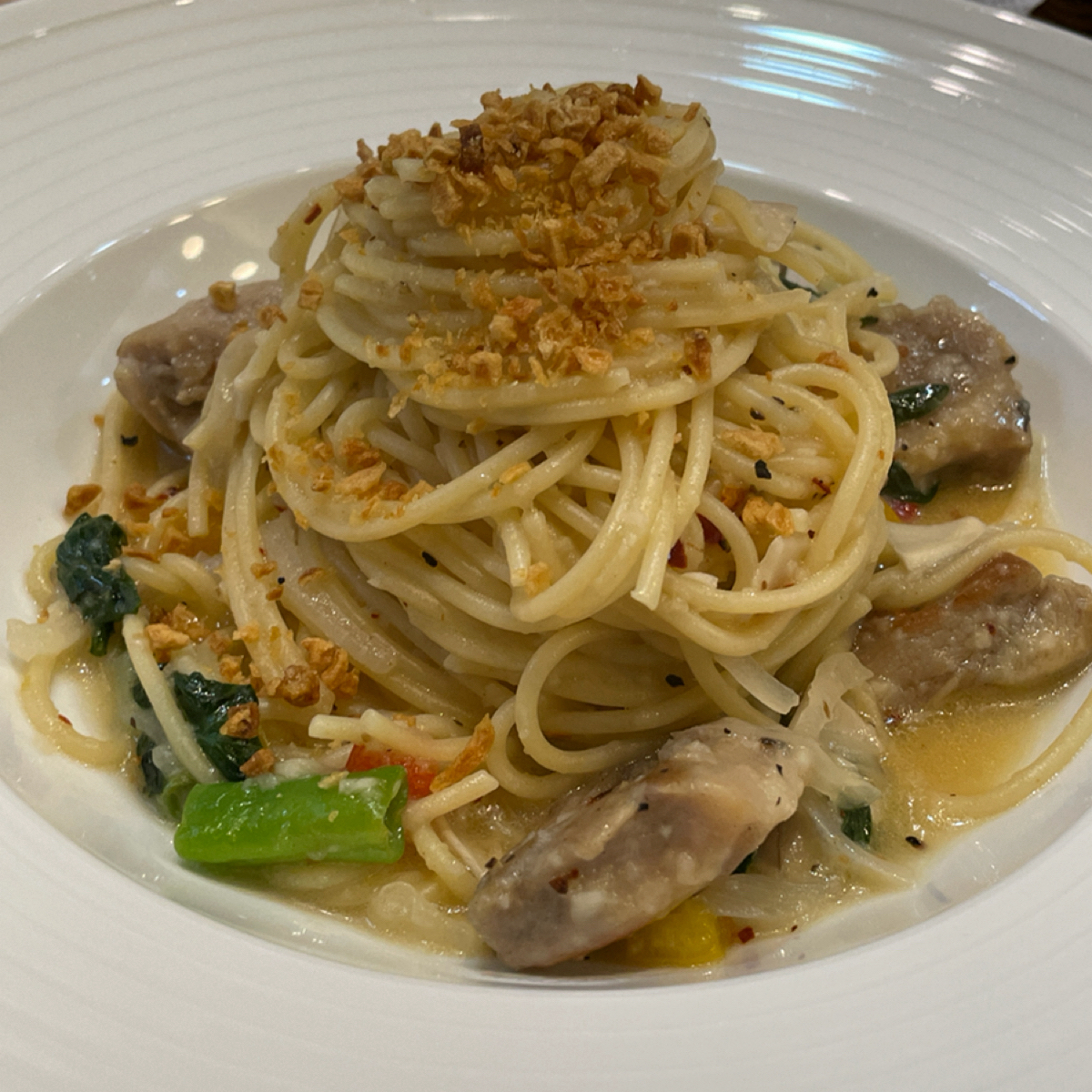 Meal image of 克萊樂創義料理: 清炒蒜香 辣炒嫩雞腿肉 直麵 小辣NT$145 shot by Freddy Liu