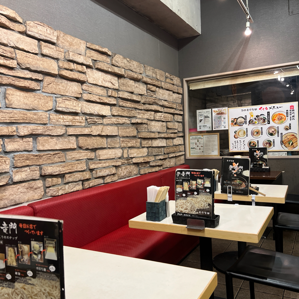 登竜門  那覇本店 の雰囲気の写真： byRyan•X 