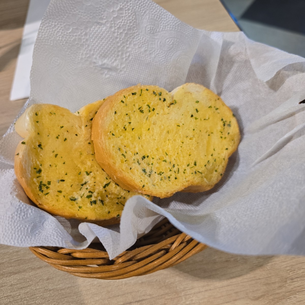 Meal image of 瀧厚炙燒熟成牛排 台北南港店: 招待的蒜味麵包 shot by 永遠的新手
