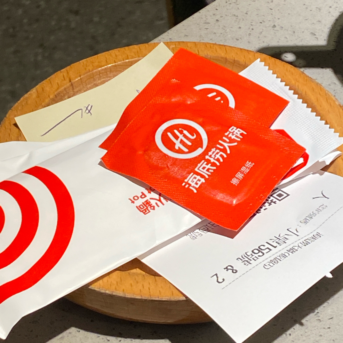 Vibe image of 海底撈火鍋 板橋店: 每次帳單來都會有
濕紙巾、酒精棉片跟薄荷糖 shot by 阿鈴s食