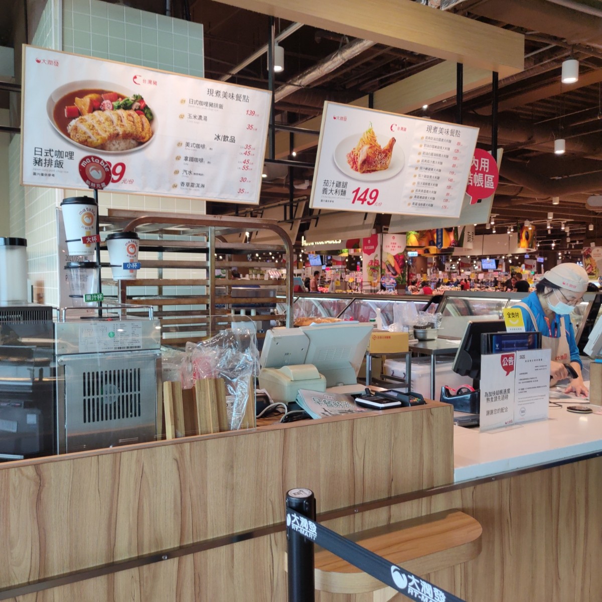 大潤發 內湖二店（鮮食區） 的外觀氛圍圖片：🔸點餐結帳區🔸 由臉書搜尋花貴賓皮蛋 拍攝