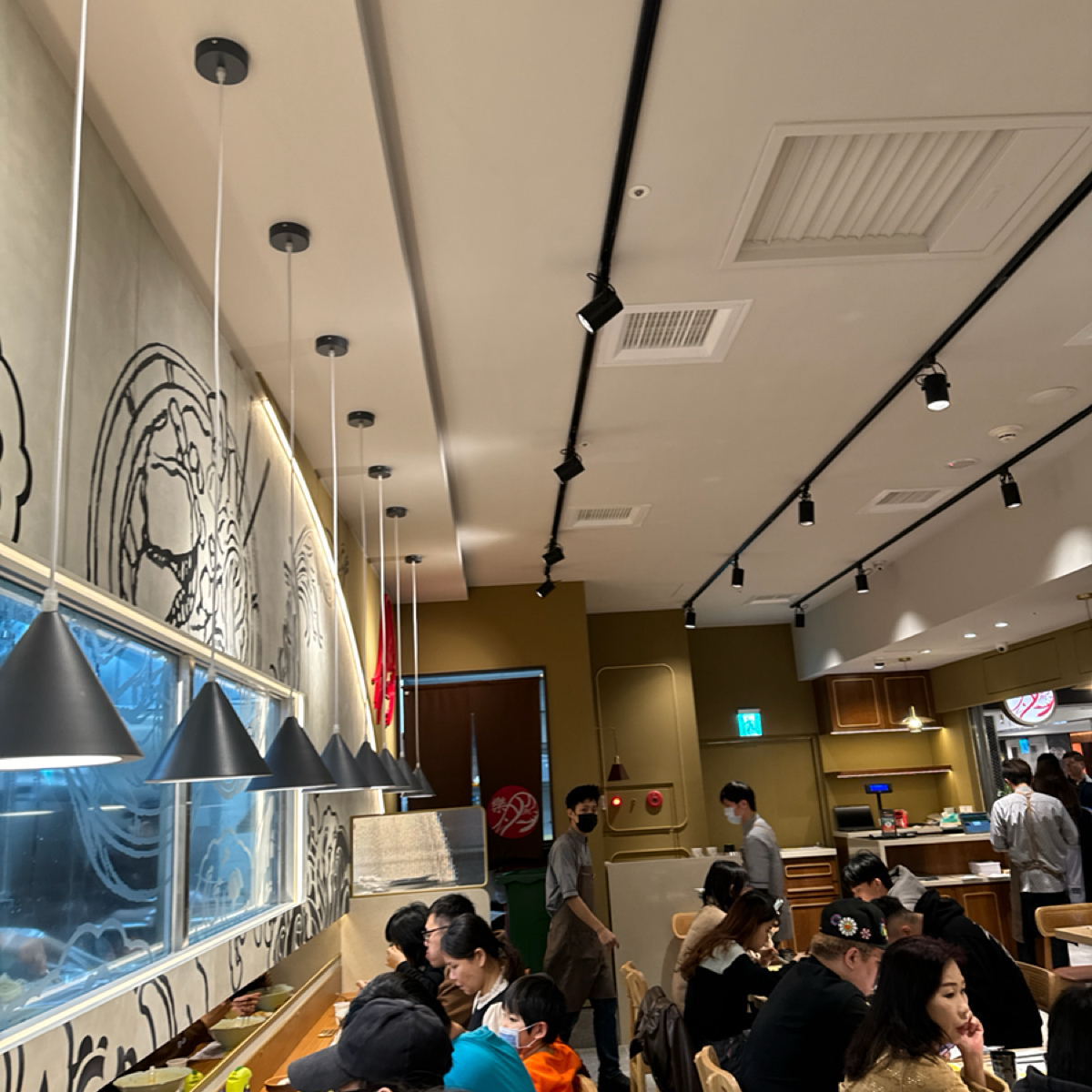 Vibe image of 樂蝦拉麵 微風南山店: 環境 shot by 白熊先生