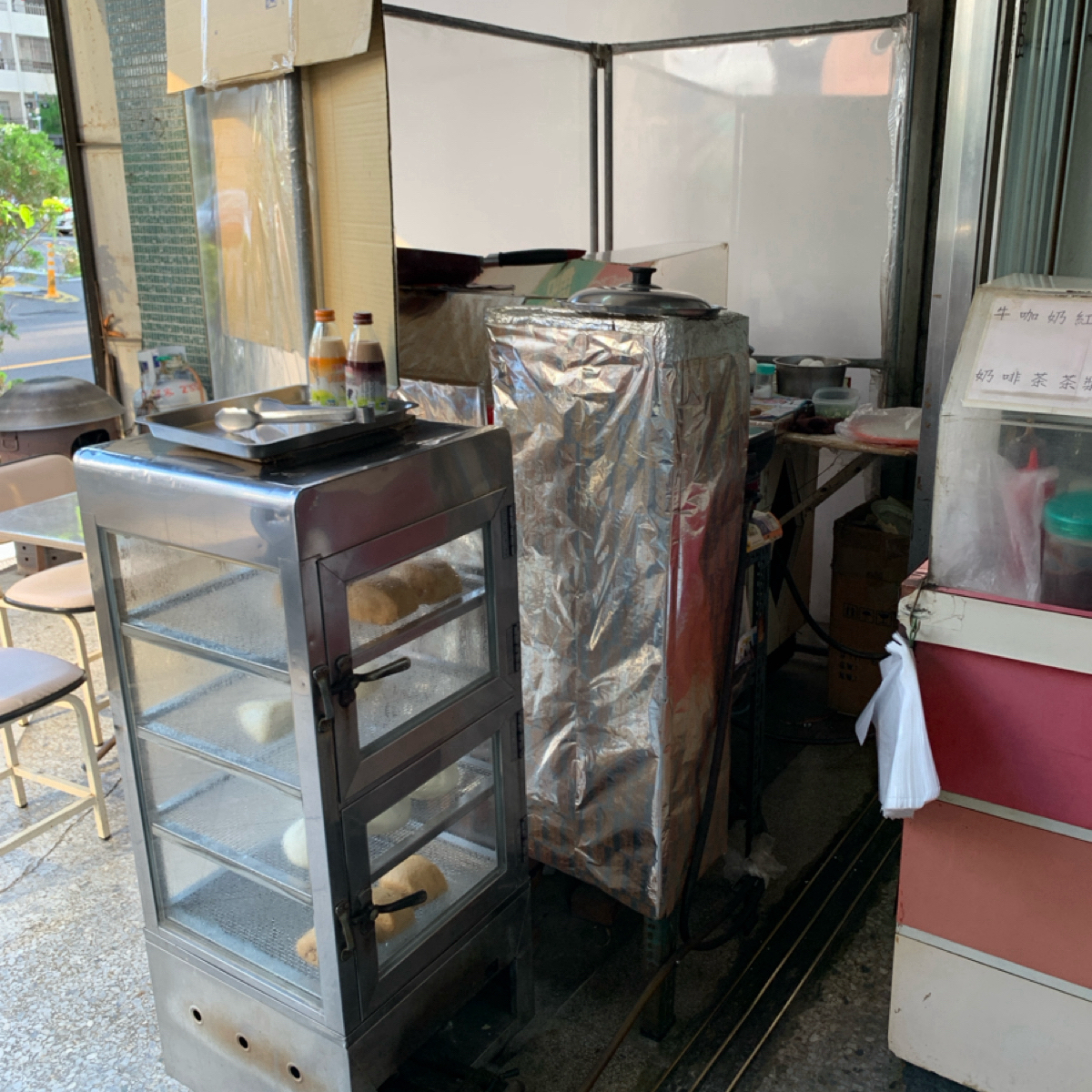 Vibe image of 早餐店: 還有賣饅頭 shot by 嚶嚶美代子