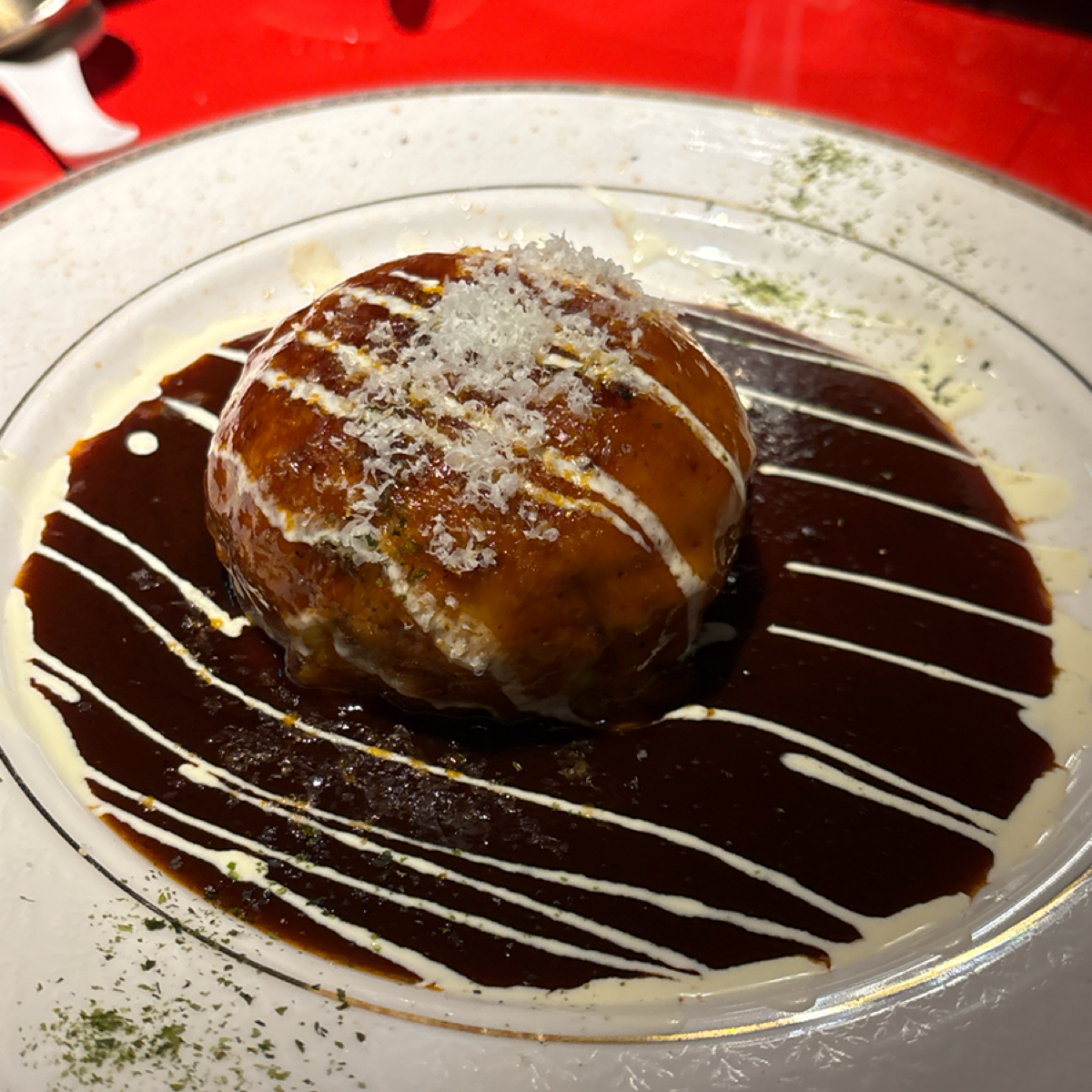 Meal image of K.K. 餐酒館: 超超好吃的漢堡排，店家招牌，真的很推。味道濃郁，搭配醬汁很快就吃完了。很想點第二盤⋯ shot by 阿官