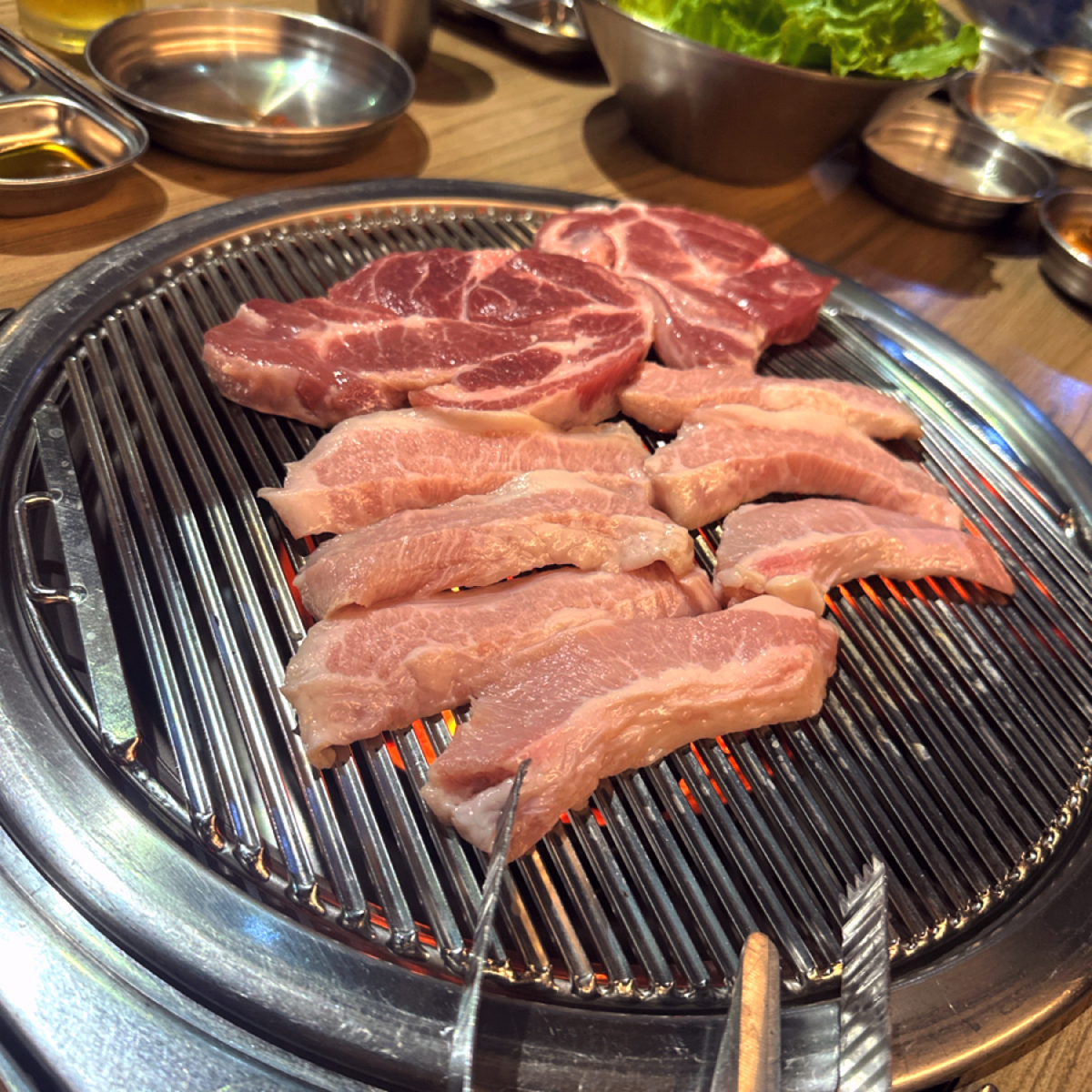 Meal image of 台韓民國 韓式燒肉店: 前：豬頸肉
後：牛小排（的樣子） shot by 阿波卡