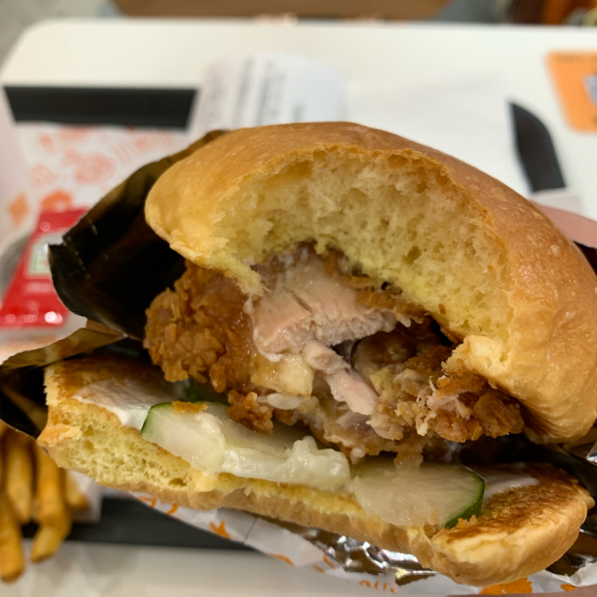 Meal image of Popeyes Chicken 台北許昌店: 勁厚布里歐雞腿堡，以厚鋁箔紙袋承裝，可以防燙，酸黃瓜偏鹹，咬下則有炸衣與麵包的兩倍重擊，整體尚可。 shot by Food Scouter