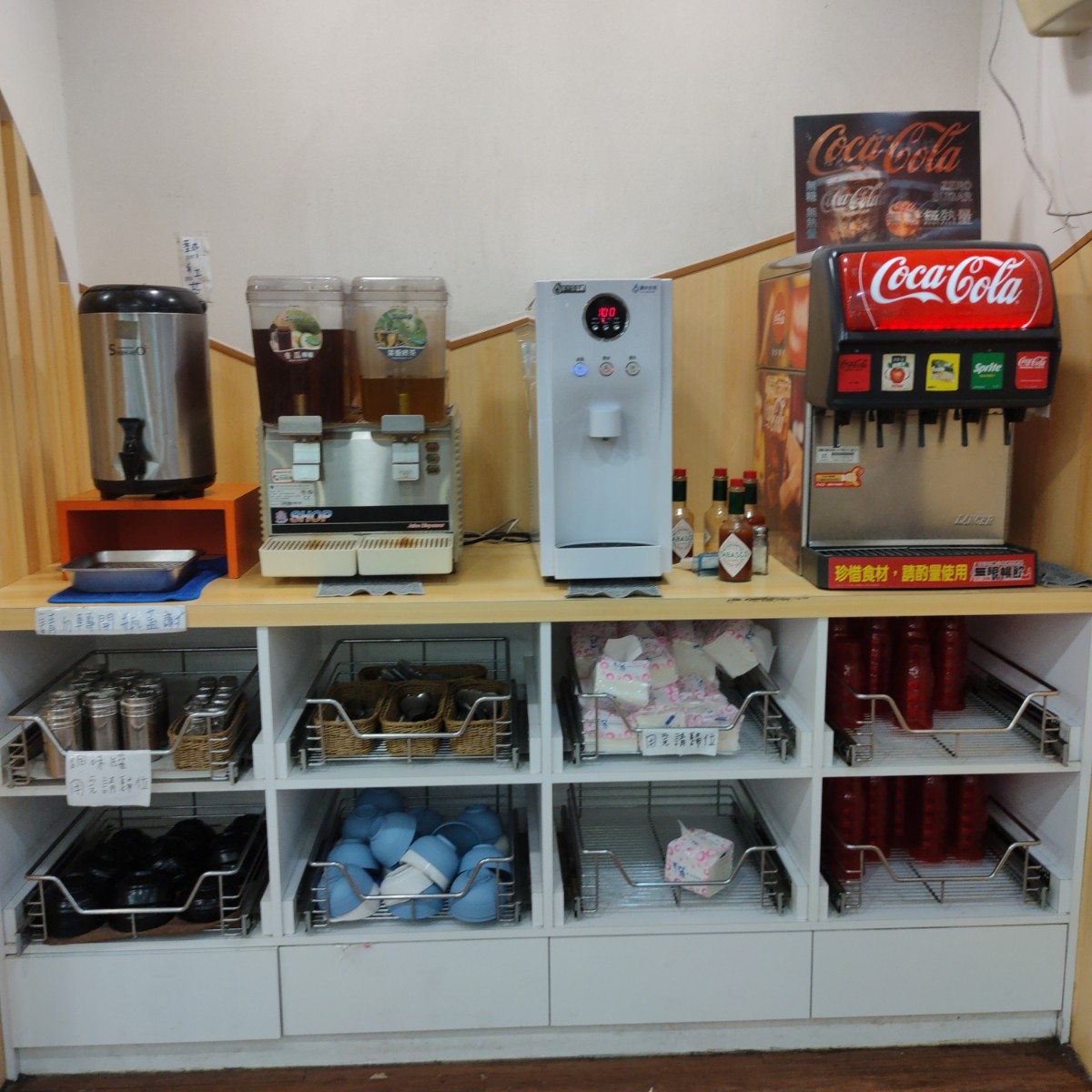 夯麵坊 東湖店 の雰囲気の写真：🪿自助飲料&#x2F;醬料&#x2F;餐具區🫶

自助飲料區提供汽水及簡單茶類唷
餐具和醬料也都是在這邊自取～
我最 by臉書搜尋花貴賓皮蛋 