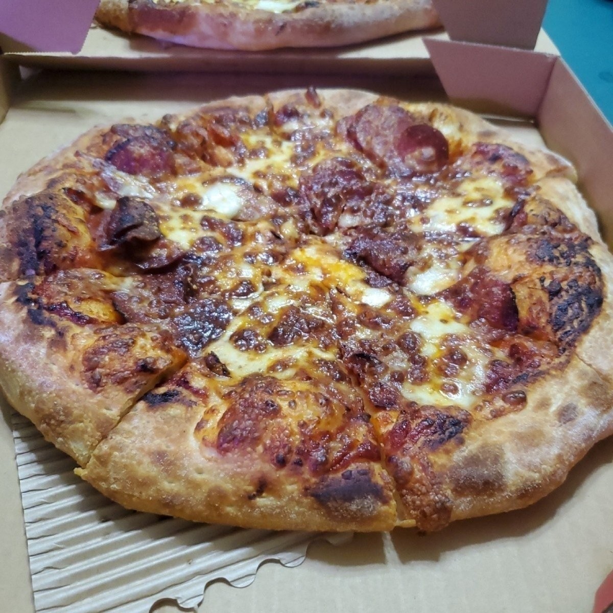 Meal image of PIZZA HUT必勝客 台中山西店: 🔸️雙層美式臘腸 $199（舊金山手工麵皮）
打開披薩後看到表層大面積烤焦，有點錯愕
記得以前曾經 shot by 吃貨胖胖
