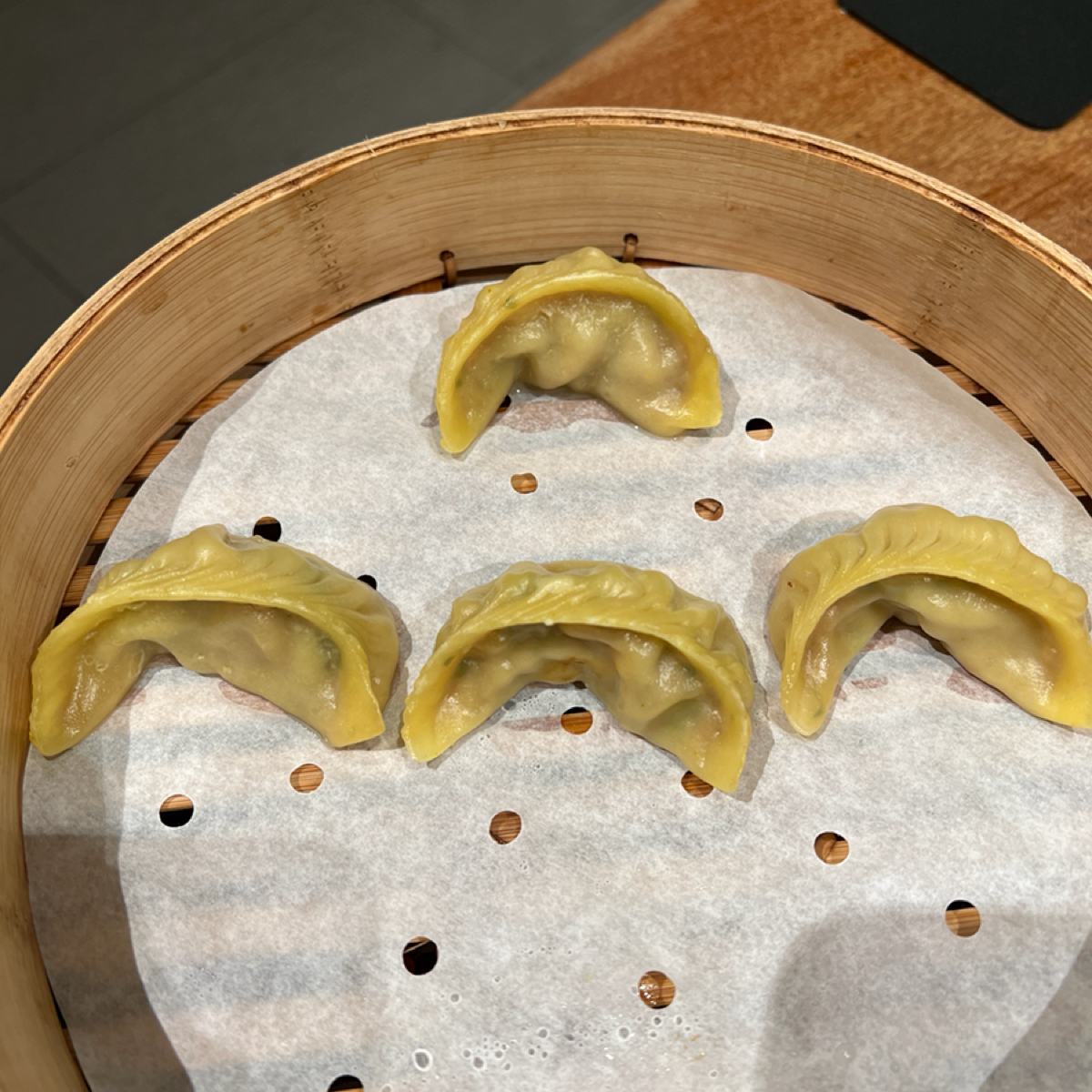 鼎泰豐 天母店 のレストランの写真：羊肉蒸餃 &#x2F; 5個 ：
點來吃吃看的羊肉蒸餃，原本沒有抱什麼期待，卻意外的好吃，羊肉的味道很濃郁但沒 bySheng 