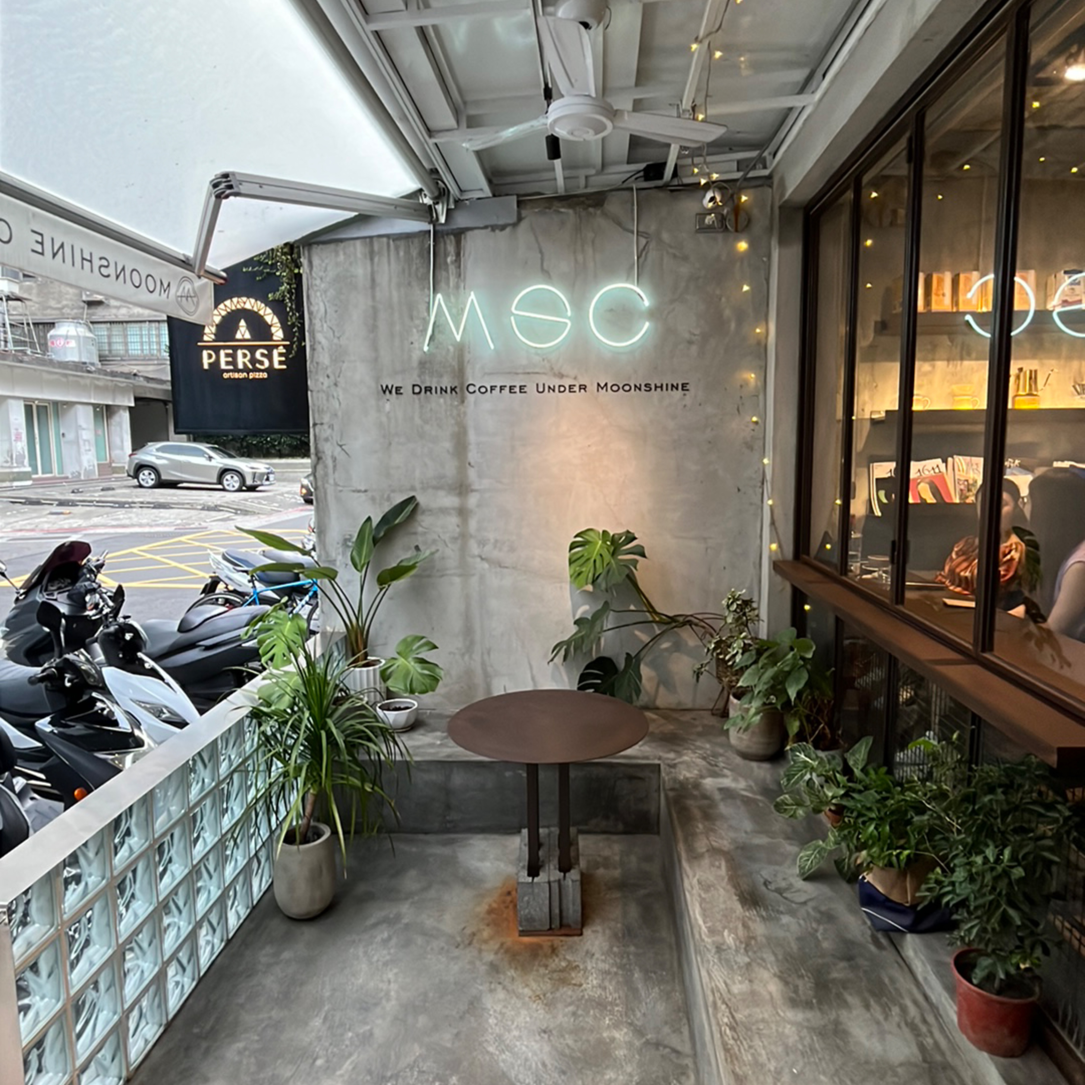 Moonshine Coffee Roasters | 私釀咖啡商行 (敦南旗艦店) の雰囲気の写真：非常可愛的室外玄關 by阿官 