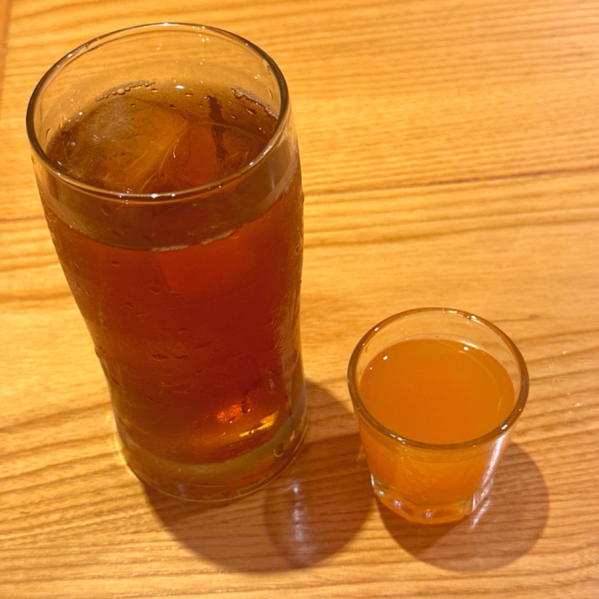 山本漢堡排 のレストランの写真：▪️紅茶（單點）$60
▪️套餐附贈的蔬果汁（只要點套餐都有）

紅茶一杯要價60元，個人覺得算貴， by草莓肉鬆蛋吐司 