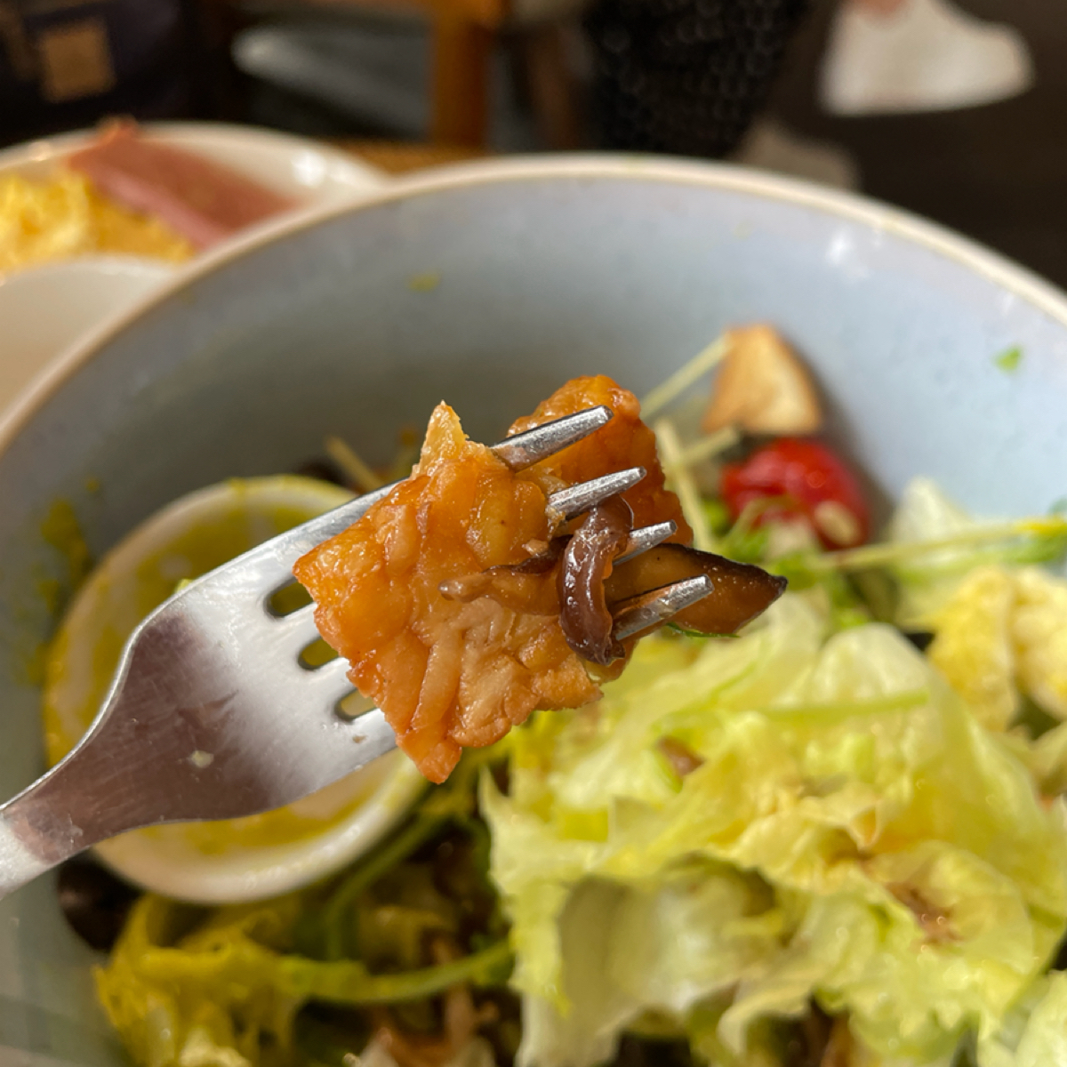 Meal image of Coppii Lumii living coffee 冉冉生活 經貿門市: 沙拉裡的天貝（叉子叉到了一點香菇）
菜單有說明，天貝是印尼的食物，也是黃豆製品，因此也是個蛋白質含量 shot by 一刻又一嗑