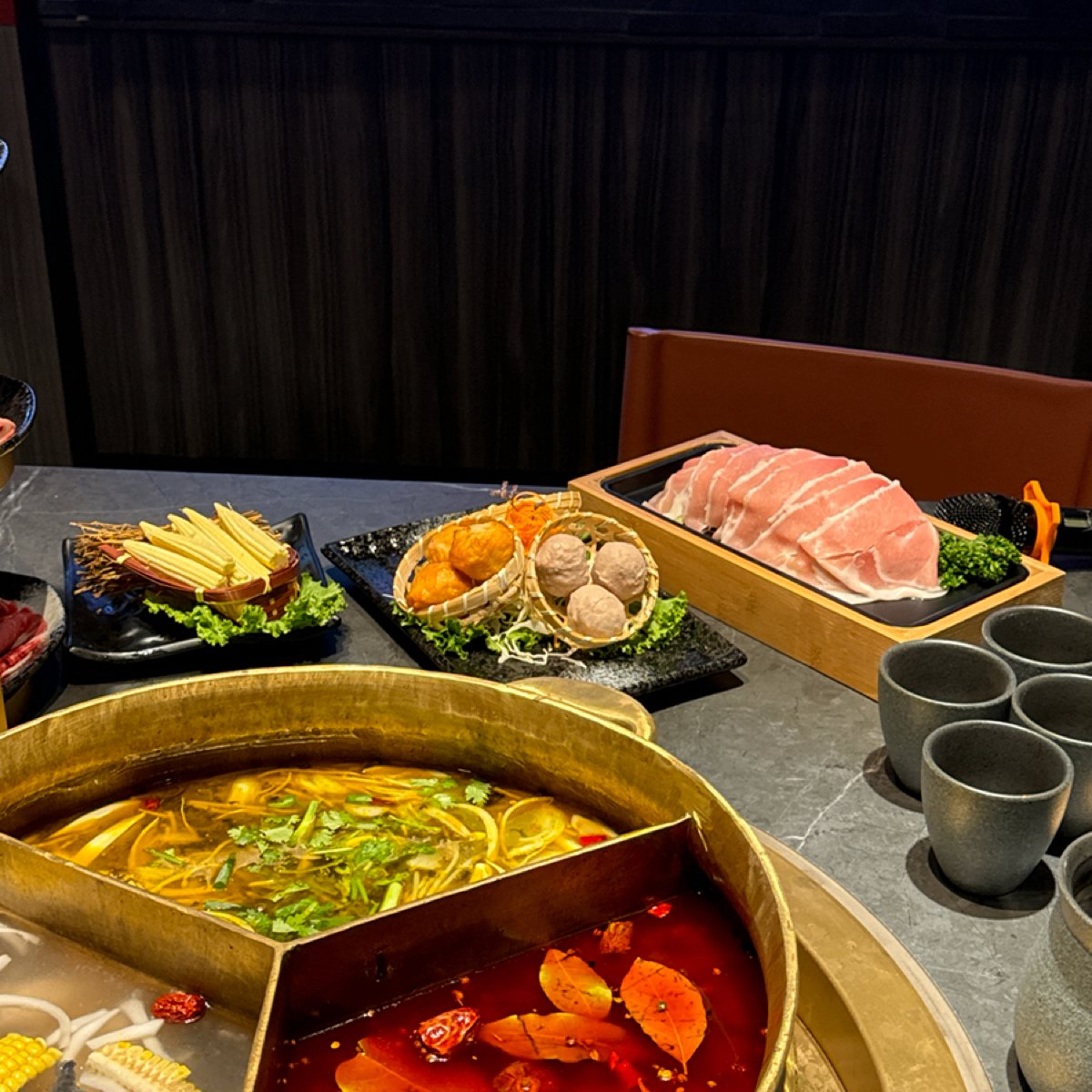 湊湊火鍋•茶憩 大巨蛋店 的餐點圖片：只要包廂才能點黃金賓士鍋，可以選3種鍋底 由飲料王 拍攝