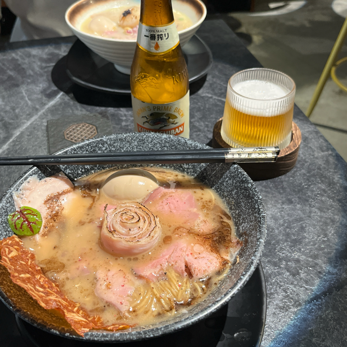 麒麟創作拉麵坊 のレストランの写真：特級．牛肝菌豚骨醬油拉麵 $340 加麥香細麵 $10，湯頭我選日本味。日本味的湯頭味道真的重，偏鹹 by阿官 