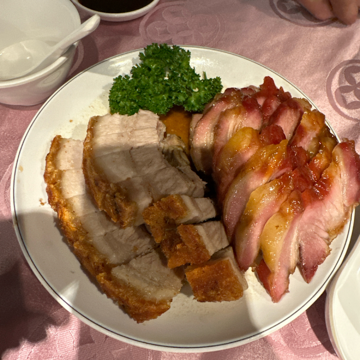 吉星港式飲茶 的餐點圖片：燒味雙拼（叉燒&#x2F;燒肉） 由銘 拍攝