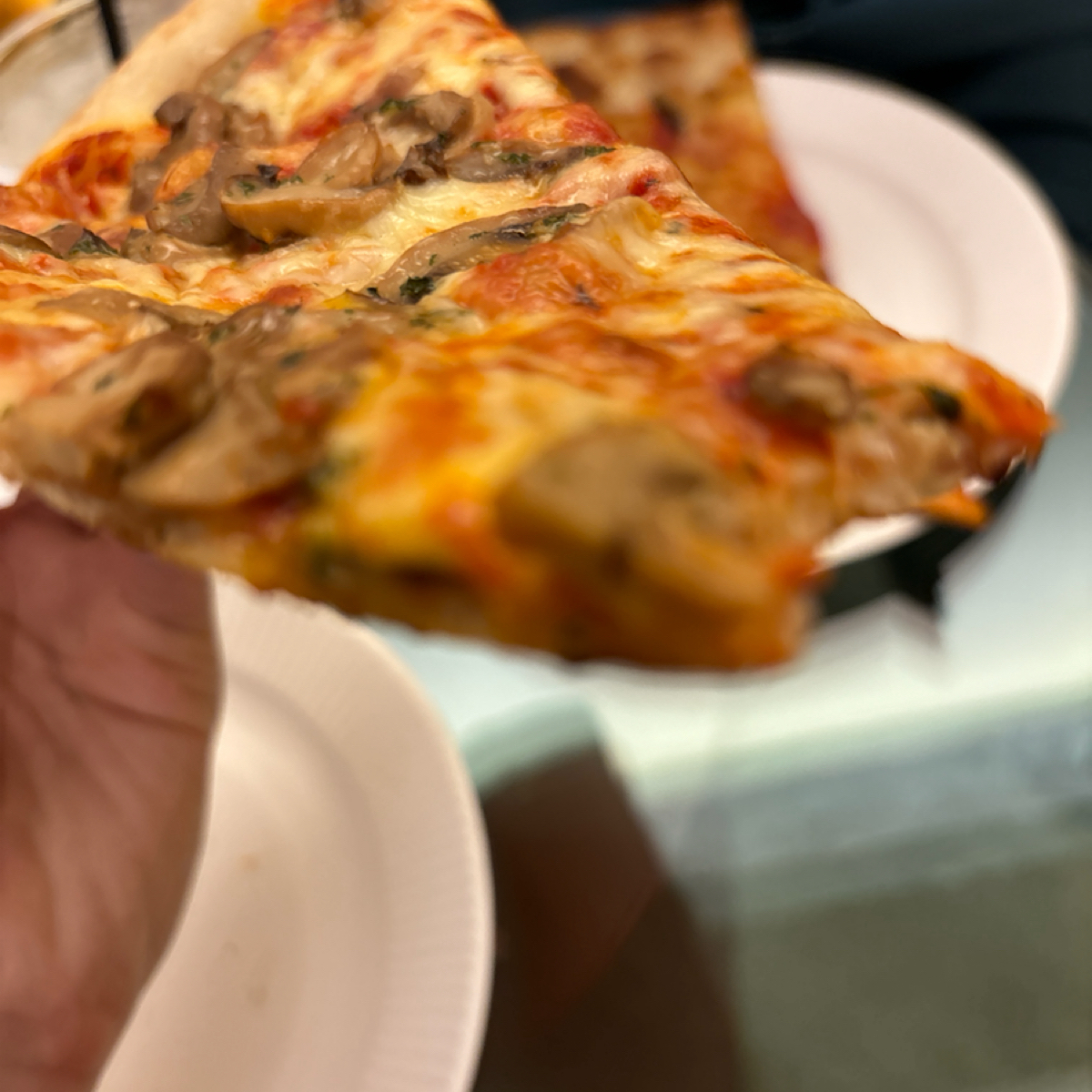 PIZZA SLICE CATSTREET 的餐點圖片：The crust is again impeccable, and the quasi-teriy 由2QT2BSTR8 拍攝