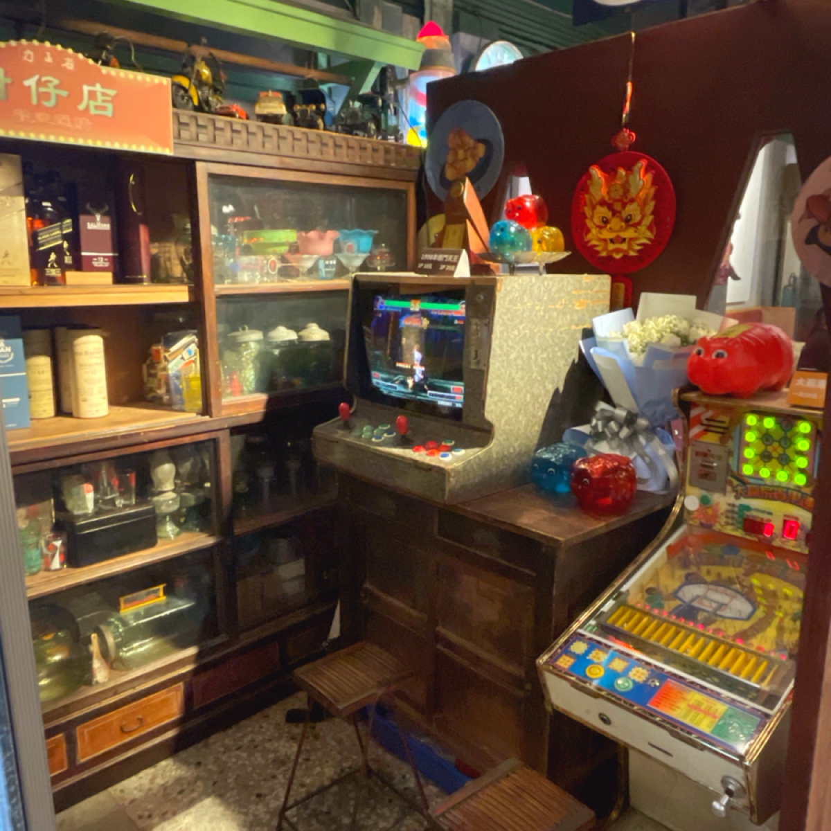 Vibe image of 方正谷眷村菜餐館 台中店: 連遊戲機跟彈珠台都搬來了😆 shot by 一刻又一嗑