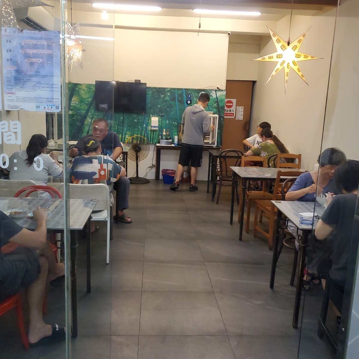 Vibe image of 榕樹下王董牛肉麵: 店內環境（1 ） shot by 吃貨胖胖