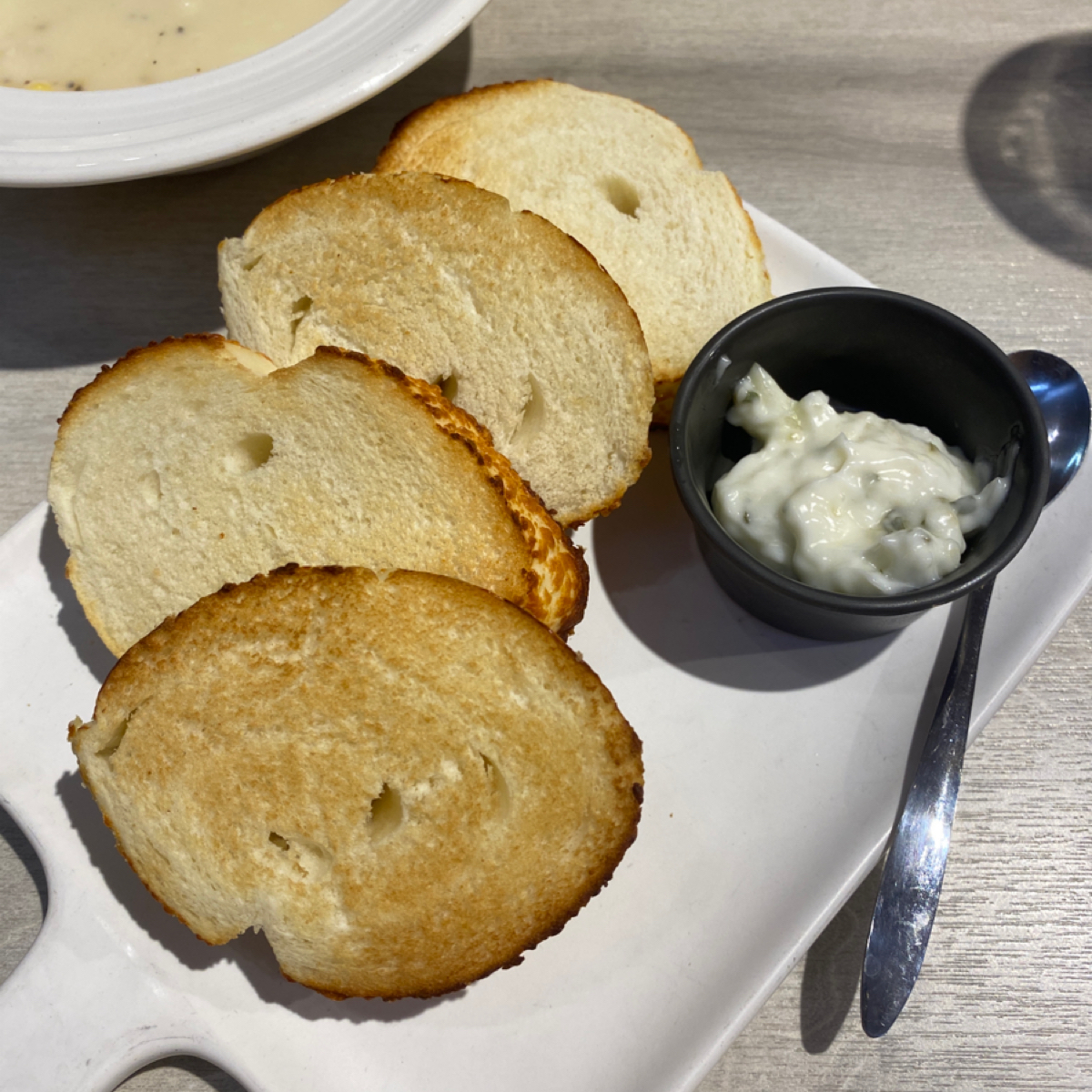 Otto Pasta Classic傳統義式餐館 的餐點圖片：副餐的麵包 由小羊的食記 JFGT 拍攝