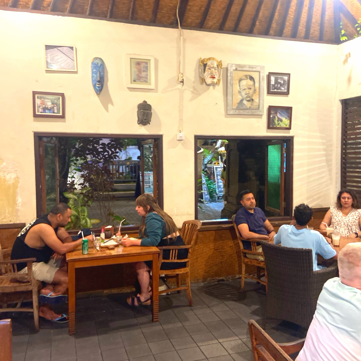 Vibe image of Shinta Warung:  shot by 每個人都在找他的貓