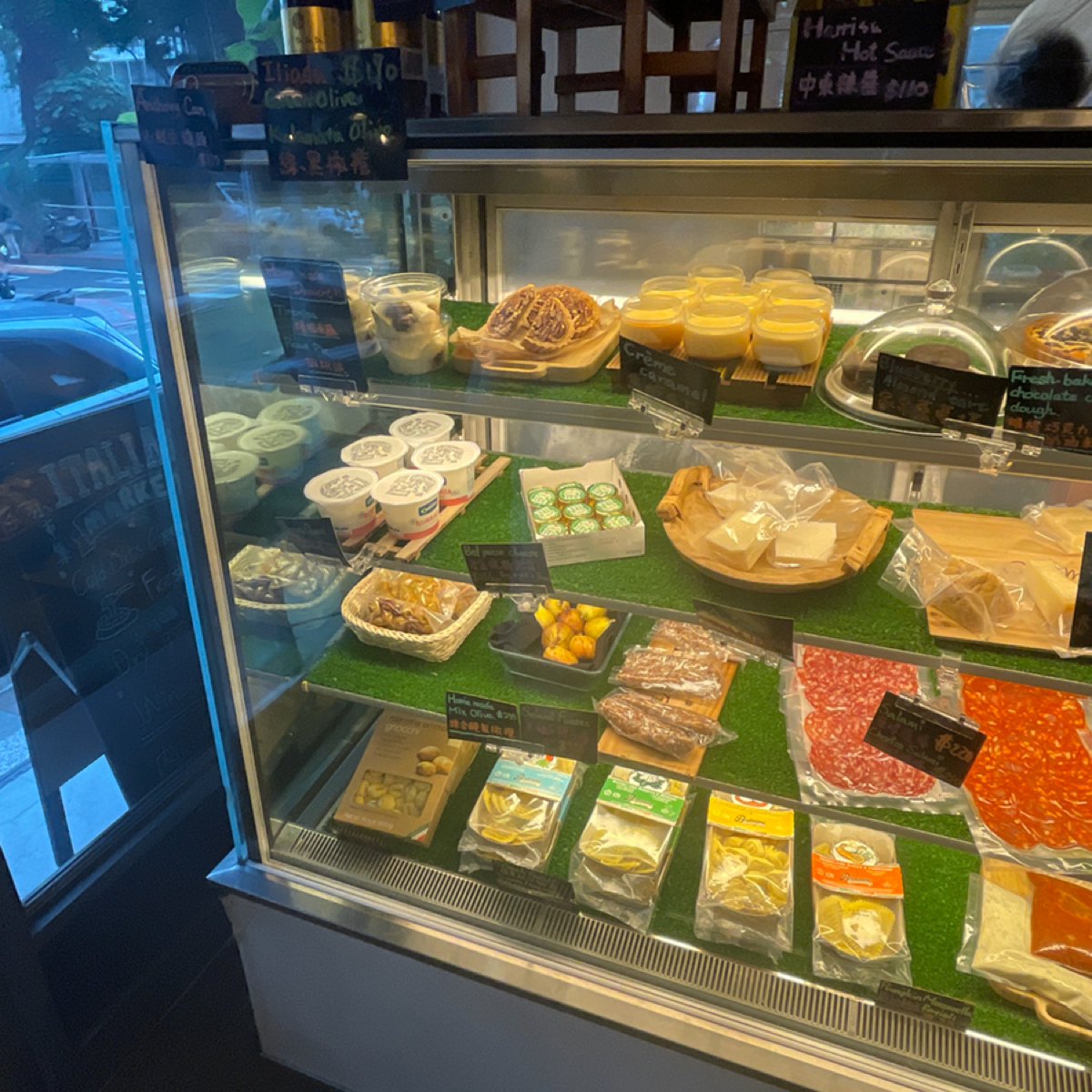 千層吧 的外觀氛圍圖片：有賣一些甜點、起司、生火腿 由Nina 拍攝