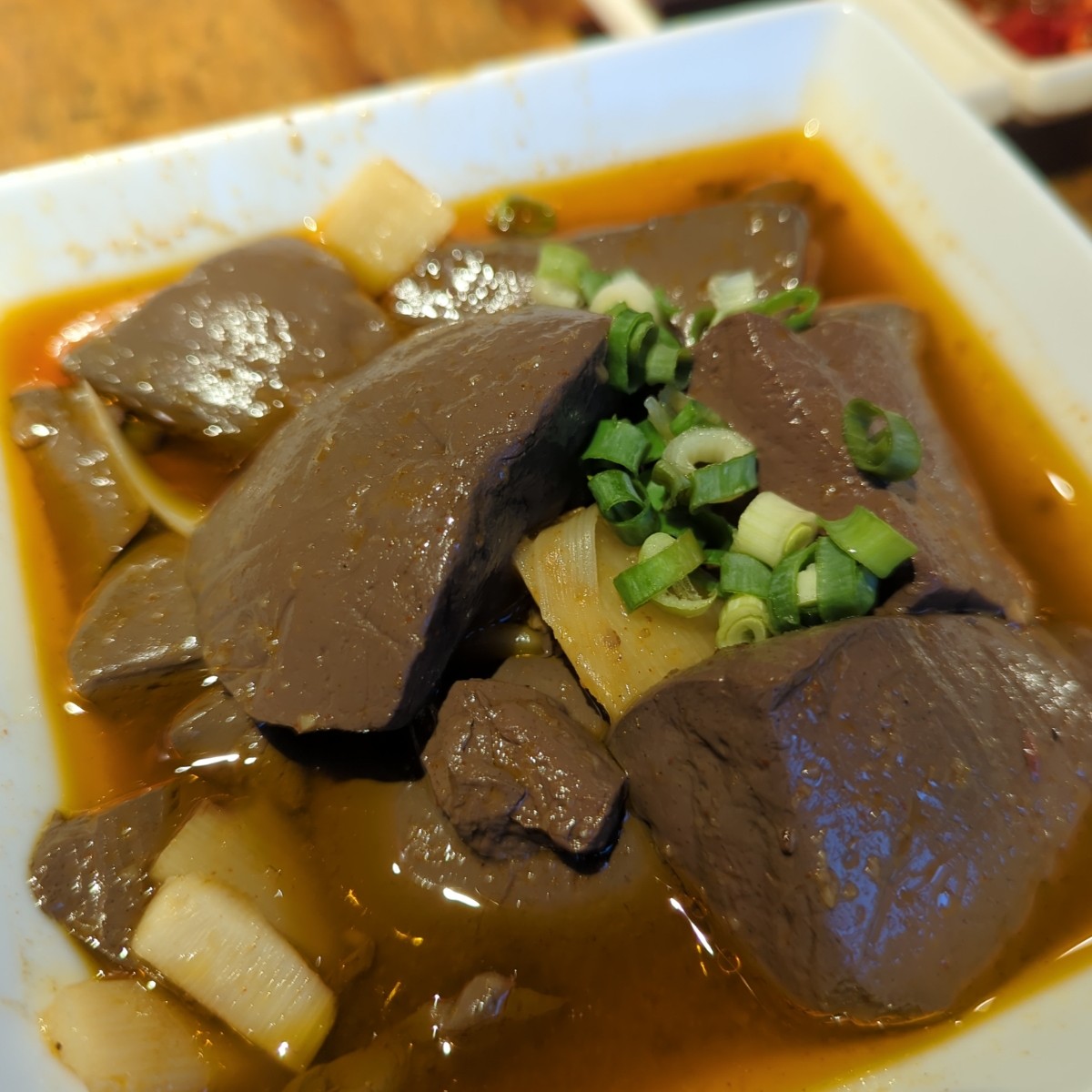 Meal image of 阿城鵝肉 土城總店: 🌶️ 麻辣鴨血 (小) $90
個人覺得麻辣鴨血比較溫和一點，不像阿二麻辣鴨血那樣的刺激。 shot by 美食玩很大
