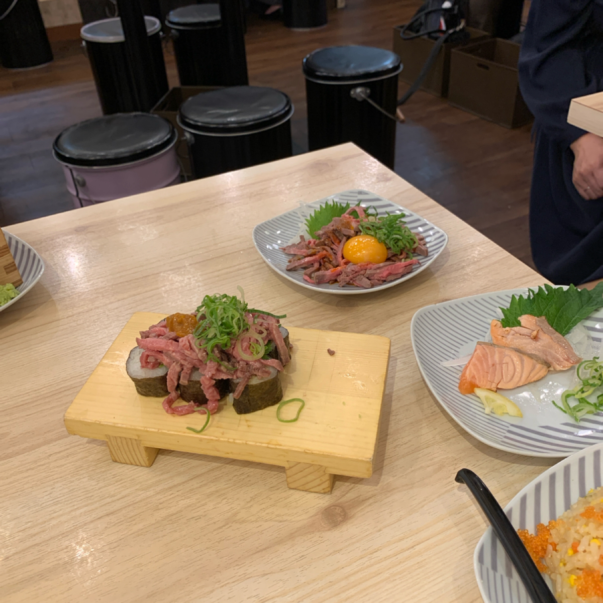 肉ト魚 大衆酒場 ひとめぼれ  梅田本店 の雰囲気の写真：う肉のお寿司 byshoko 