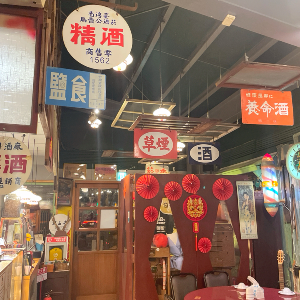 Vibe image of 方正谷眷村菜餐館 台中店: 抬頭一看，不懷念的都要懷念起來了，像是來到電影場景一般 shot by 一刻又一嗑