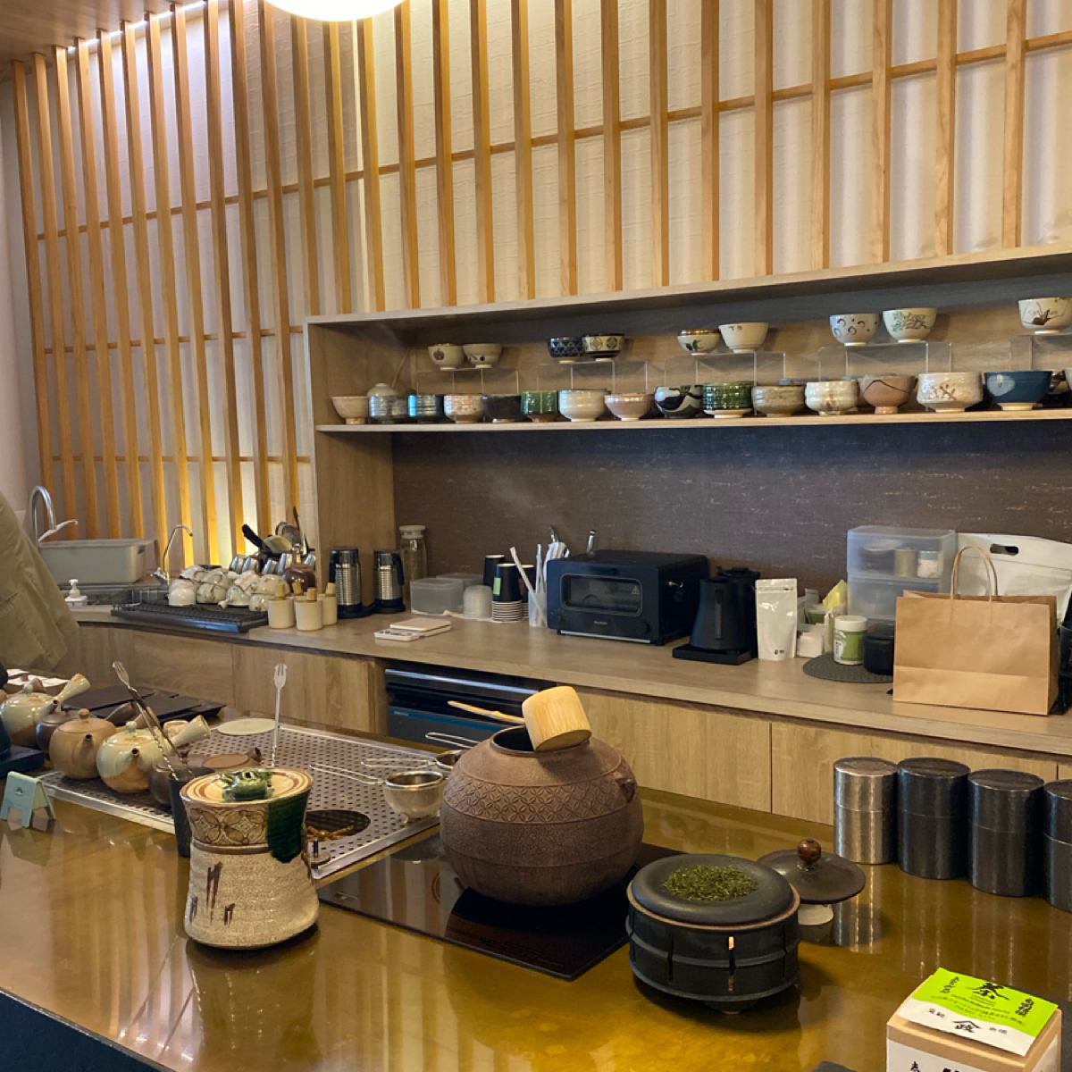 Vibe image of KANSYA Japanese Tea Salon日本茶專門店: 很多專業的器具跟茶杯
（看其他客人店，有些品項可以選杯子） shot by 阿鈴s食
